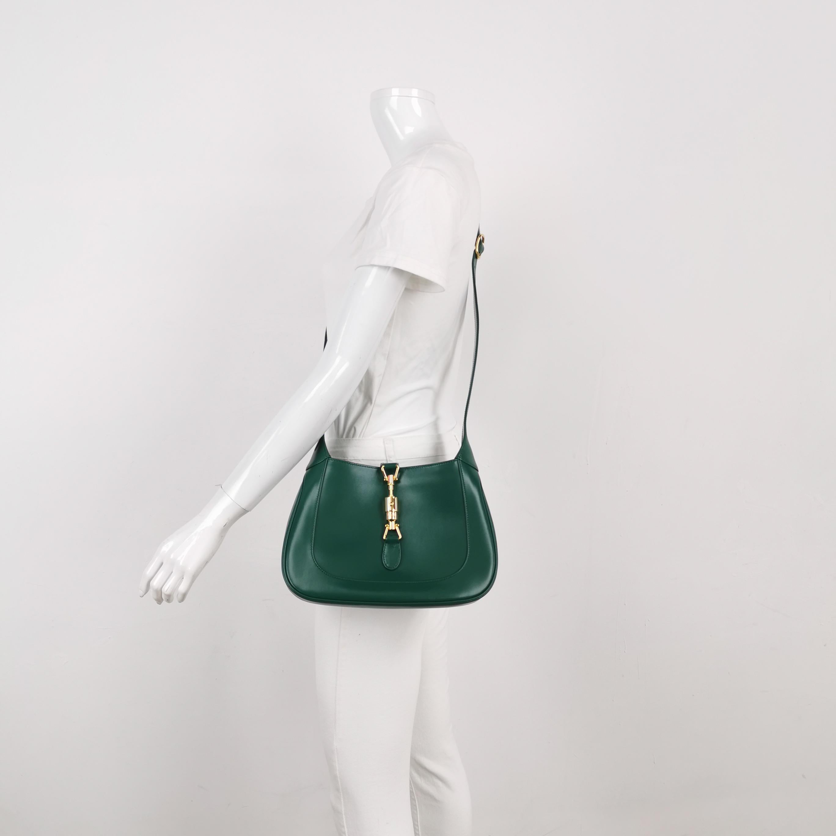 Gucci Jackie 1961 Borsa in pelle verde piccola con tracolla regolabile
Queste sono foto professionali della borsa offerta da Luxbags.
La borsa Gucci Jackie 1961 Greene & Greene Small è una rivisitazione moderna di un design iconico. Realizzata in
