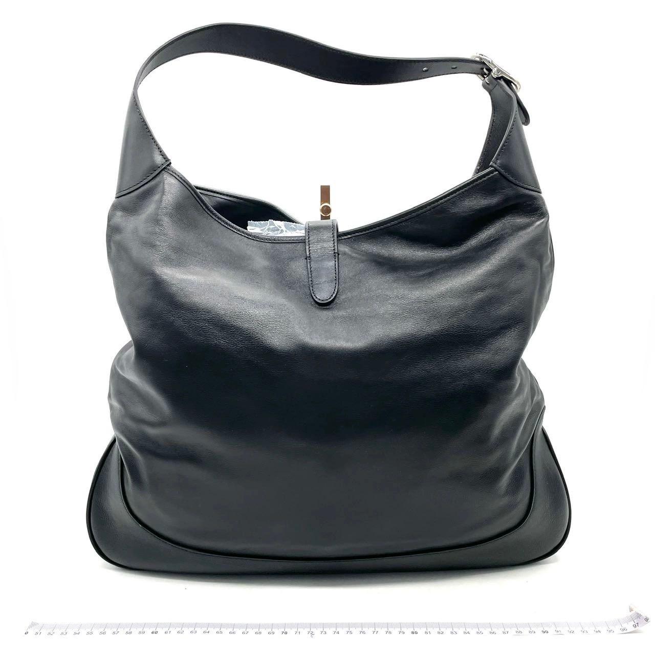 Gucci Jackie 1961 Large in pelle di vitello nera con cinturino lungo
Queste sono foto professionali della borsa offerta da Luxbags.
La borsa Gucci Jackie 1961 è una rivisitazione moderna di un design iconico. Realizzata in pelle con una silhouette