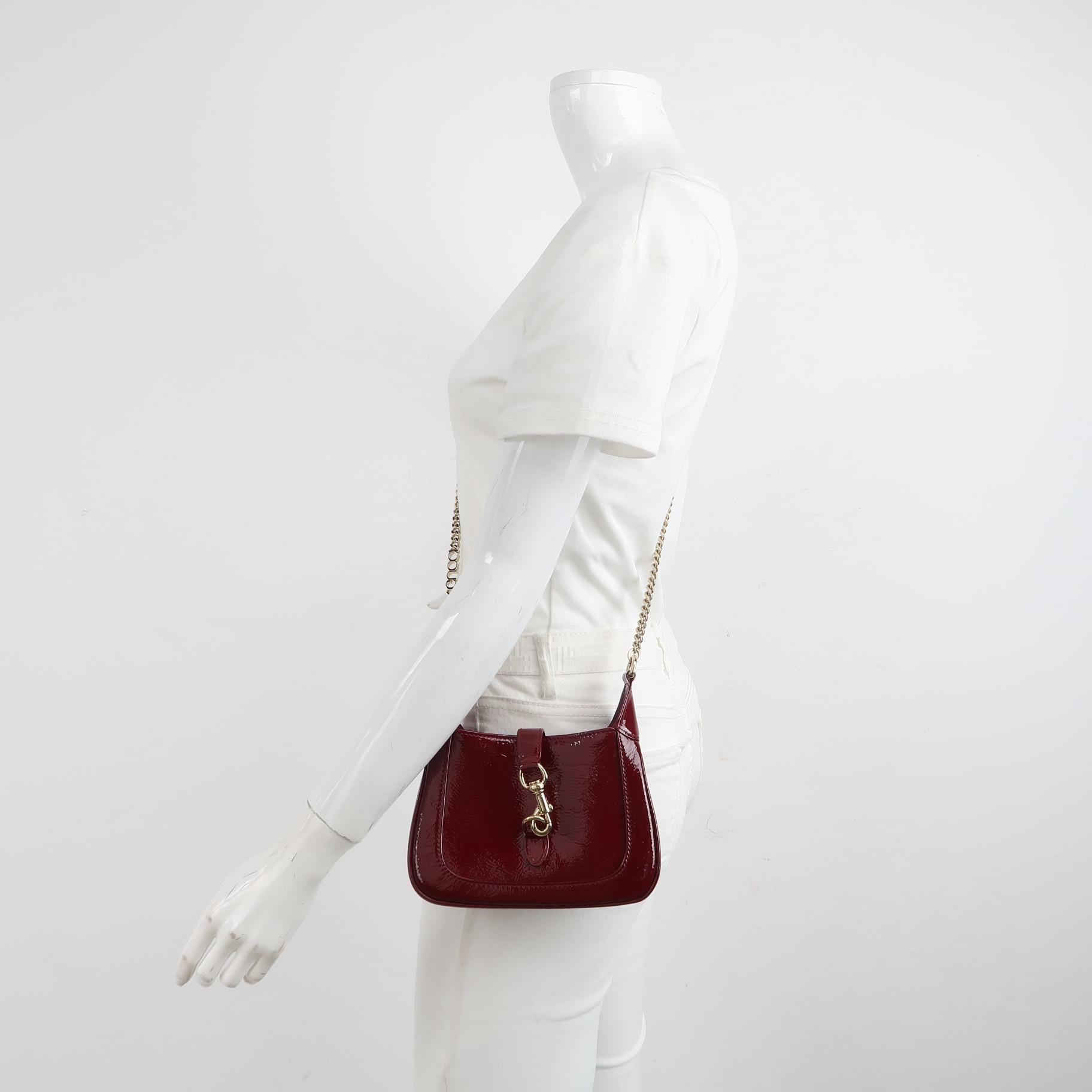 Gucci Jackie 1961 Mini Notte Burgundy Ancora Red Patent Leather Gold Chain Strap Crossbody Bag
Il s'agit de photos professionnelles du sac offert par Luxbags.

Le Gucci Jackie 1961 est une version moderne d'un modèle emblématique. Confectionné en