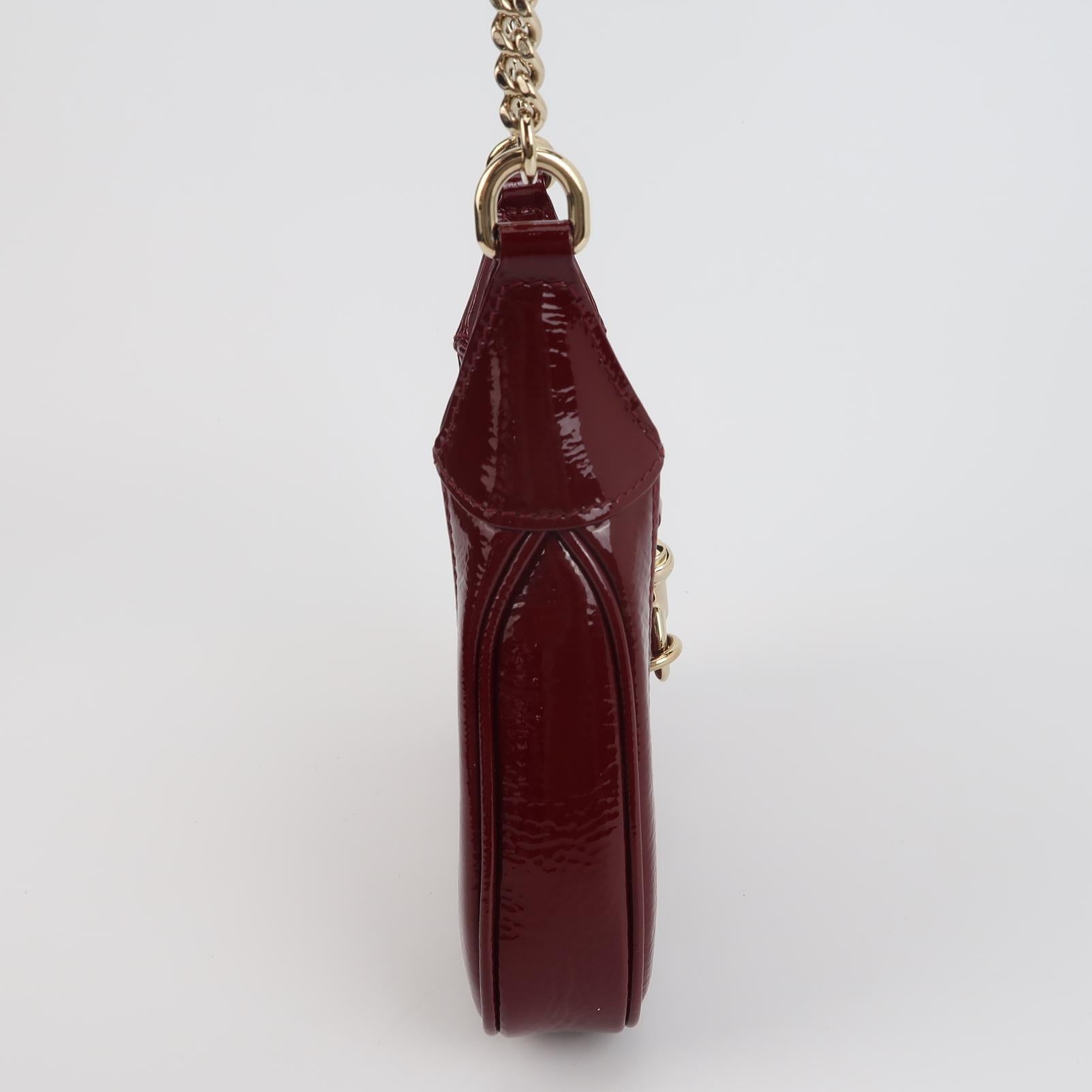 Noir Gucci Jackie 1961 Mini Notte Burgundy Ancora Red Patent Leather Gold Chain Strap en vente