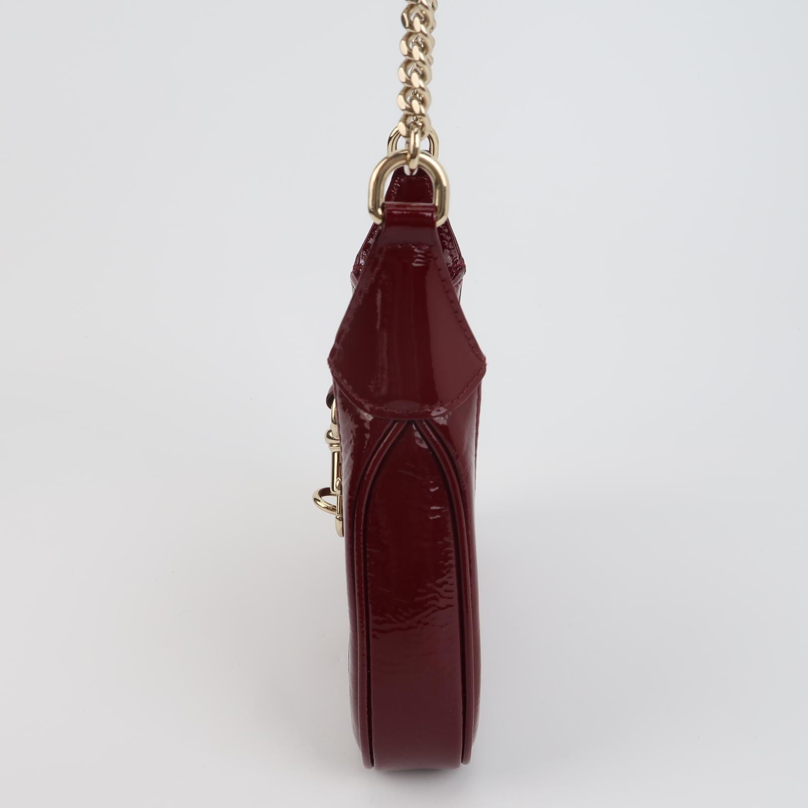 Gucci Jackie 1961 Mini Notte Burgundy Ancora Red Patent Leather Gold Chain Strap en vente 1