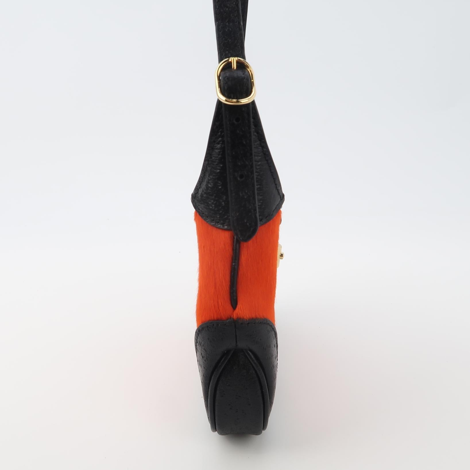 Gucci Jackie 1961 Mini Borsa a tracolla in cavallino rosso e nero
Queste sono foto professionali della borsa offerta da Luxbags.
La Jackie 1961 di Gucci è una rivisitazione moderna di un design iconico. Realizzata in pelle con una silhouette