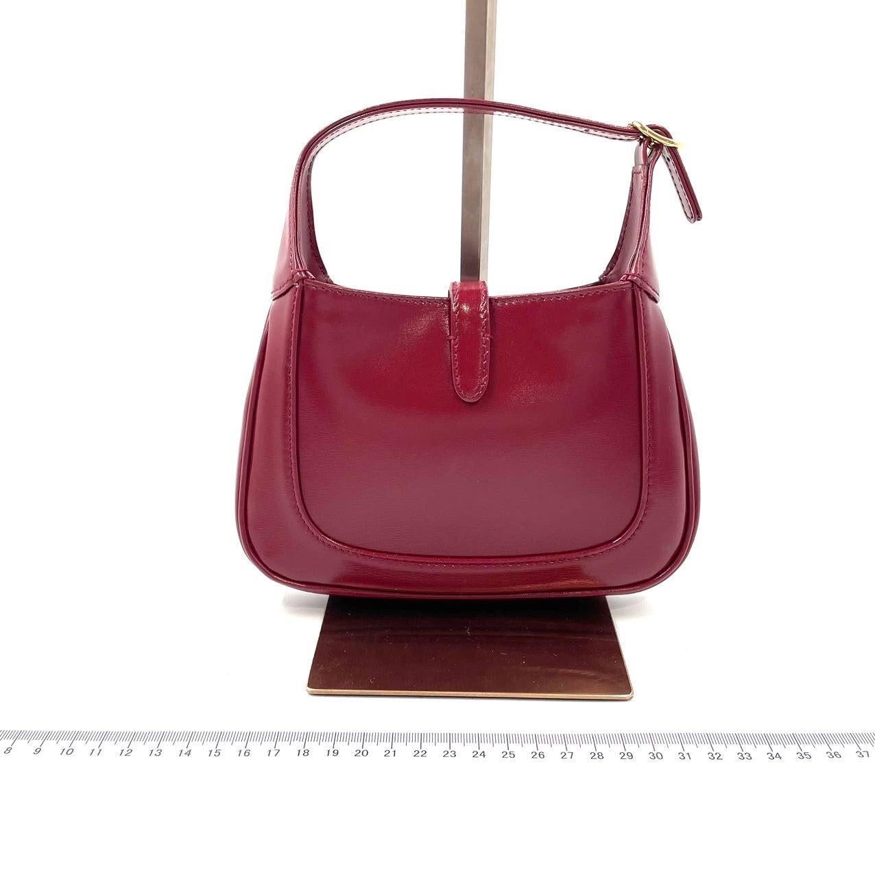 Gucci Jackie 1961 Mini sac en cuir rouge bordeaux
  Il s'agit de photos professionnelles du sac offert par Luxbags.
  Le mini sac Gucci Jackie 1961 Burgundy est une version moderne d'un modèle emblématique. Confectionné en cuir et doté d'une