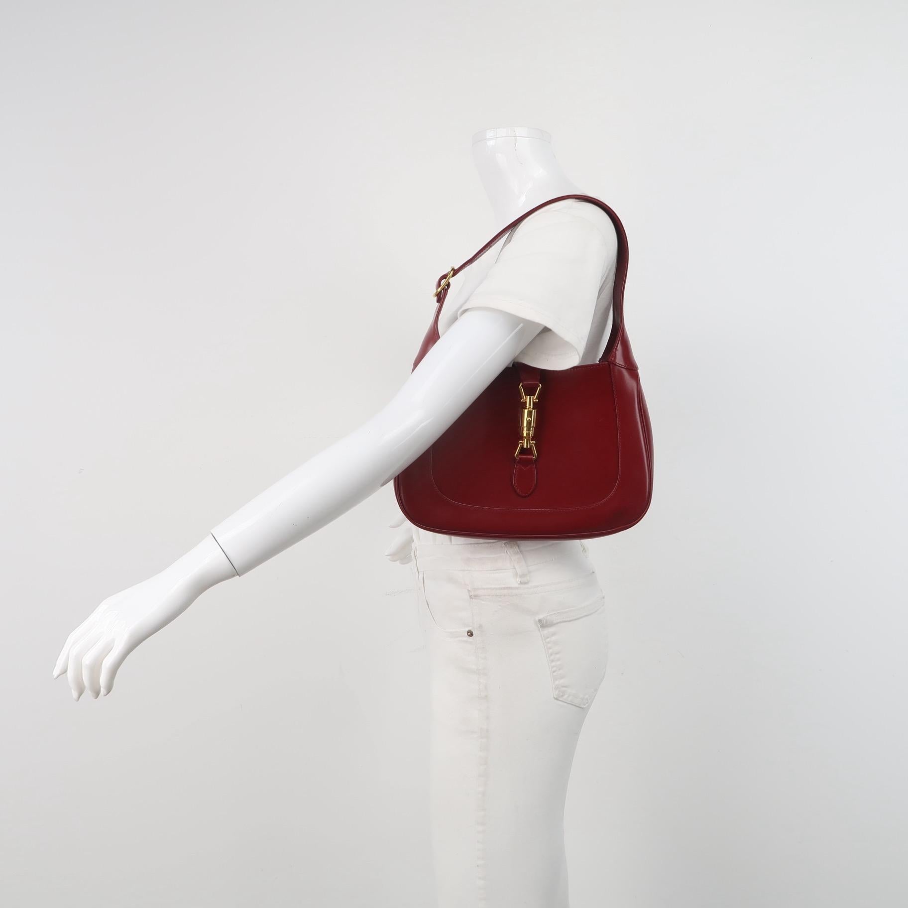 Gucci Jackie 1961 Borsa in pelle rossa bordeaux Borsa a tracolla piccola
Queste sono foto professionali della borsa offerta da Luxbags.
La borsa Gucci Jackie 1961 Red è una rivisitazione moderna di un design iconico. Realizzata in pelle con una