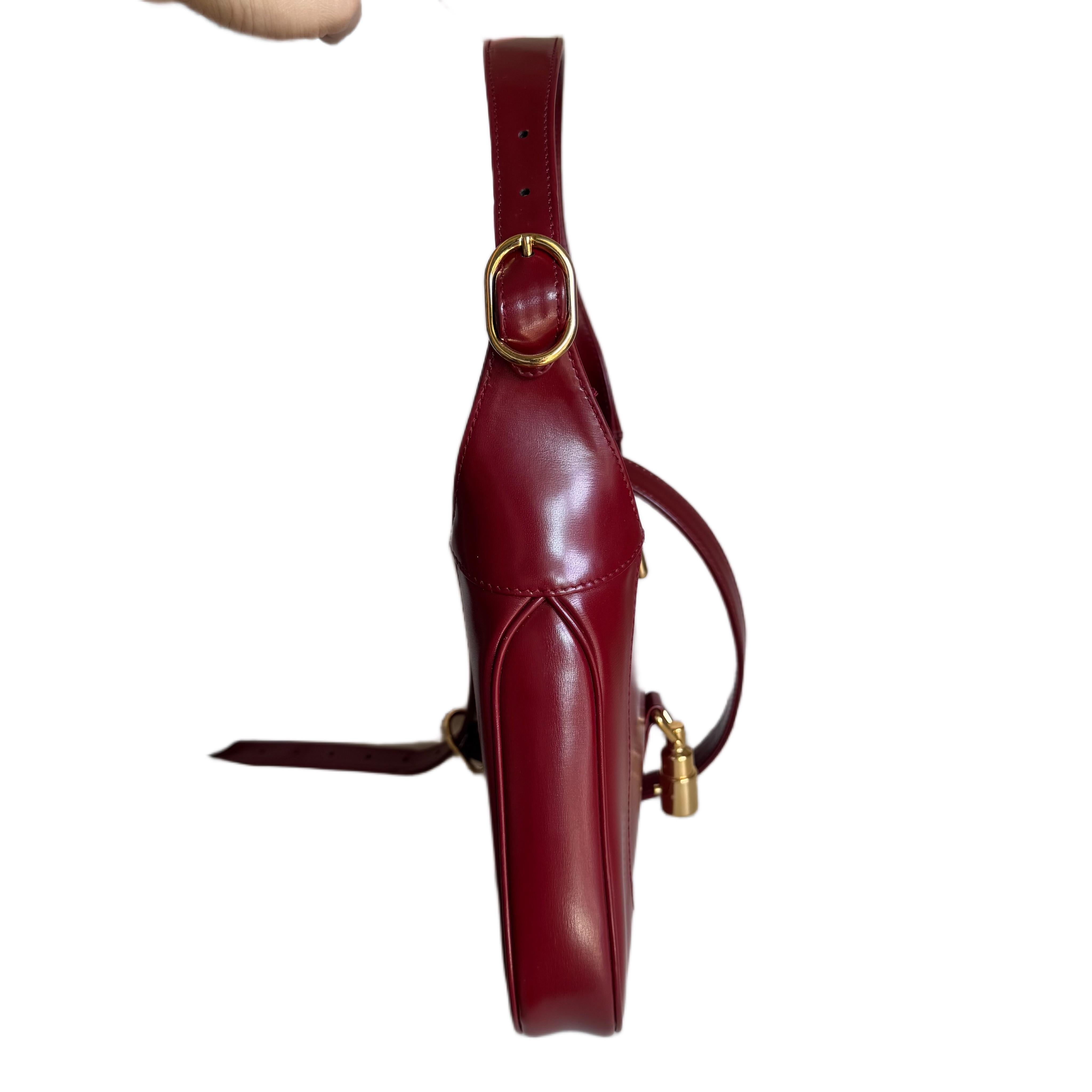 La borsa Gucci Jackie 1961 Red è una rivisitazione moderna di un design iconico. Realizzata in pelle con una silhouette strutturata, è dotata di una tracolla che ti permetterà di portare con te i tuoi oggetti essenziali ovunque ti porti la vita. Il