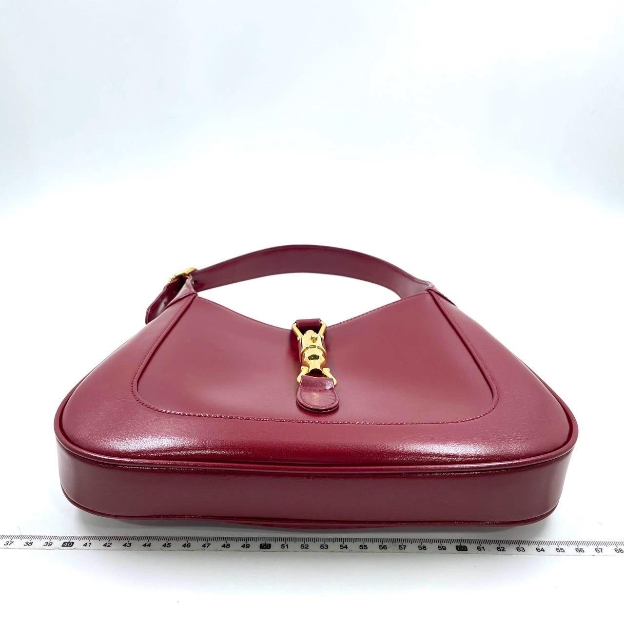 Gucci Jackie 1961 Borsa in pelle rosso borgogna piccola con cinturino e chiusura a pistone in oro in vendita 5