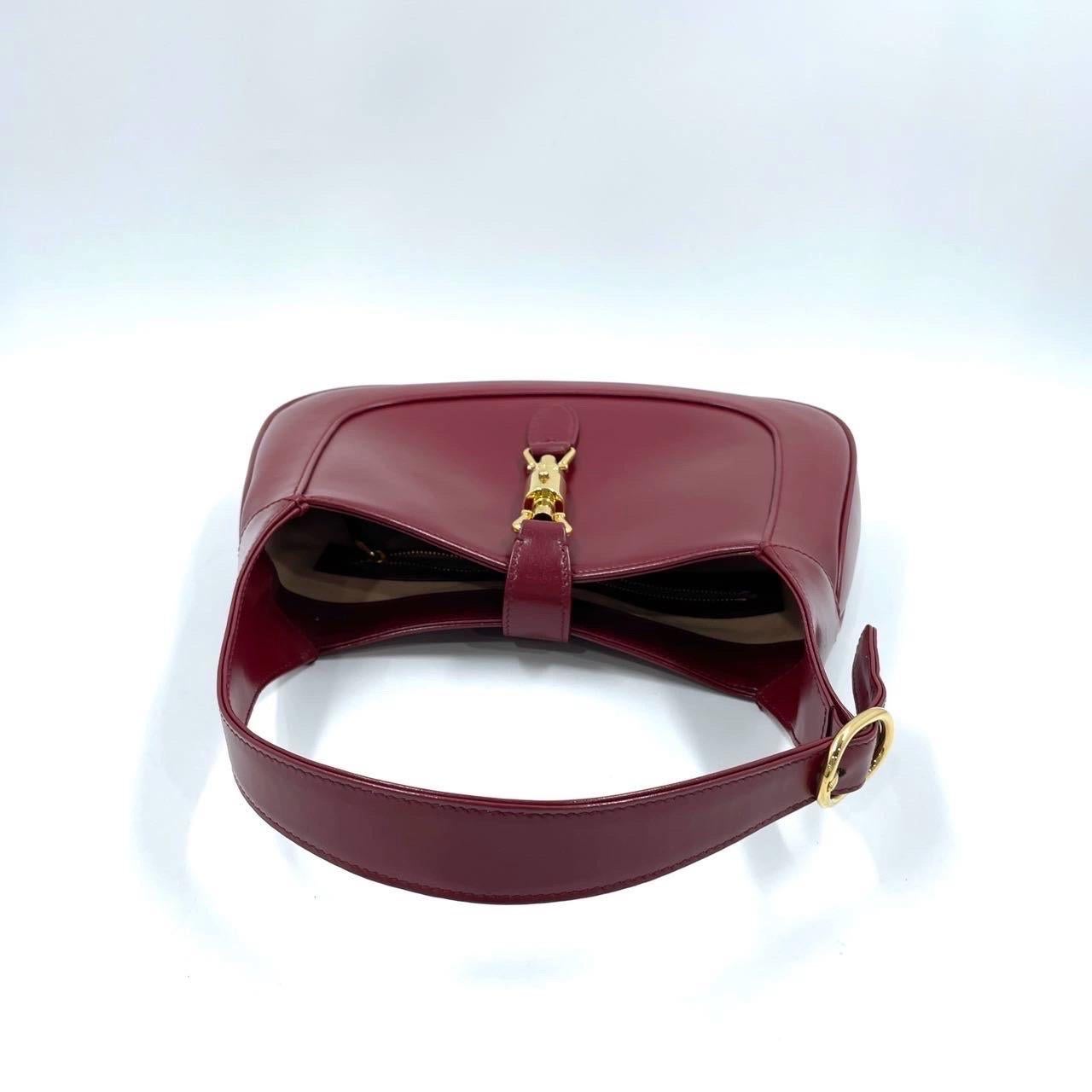 Gucci Jackie 1961 Borsa in pelle rosso borgogna piccola con cinturino e chiusura a pistone in oro in vendita 6