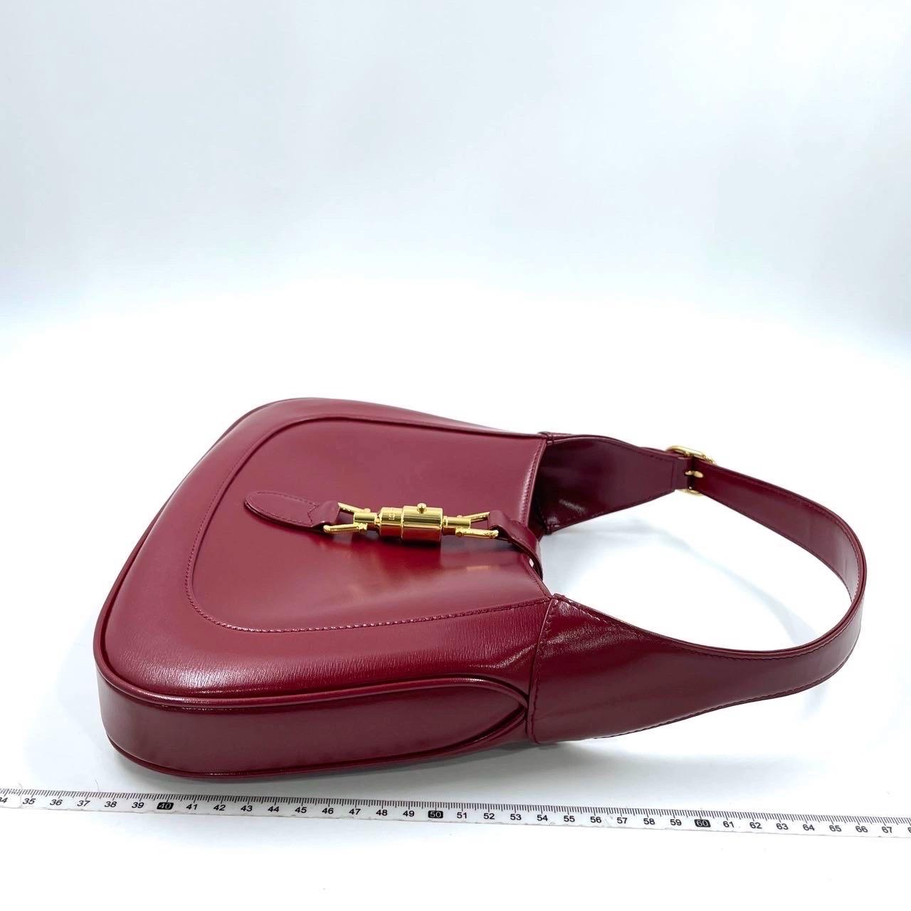 Gucci Jackie 1961 Borsa in pelle rosso borgogna piccola con cinturino e chiusura a pistone in oro in vendita 7