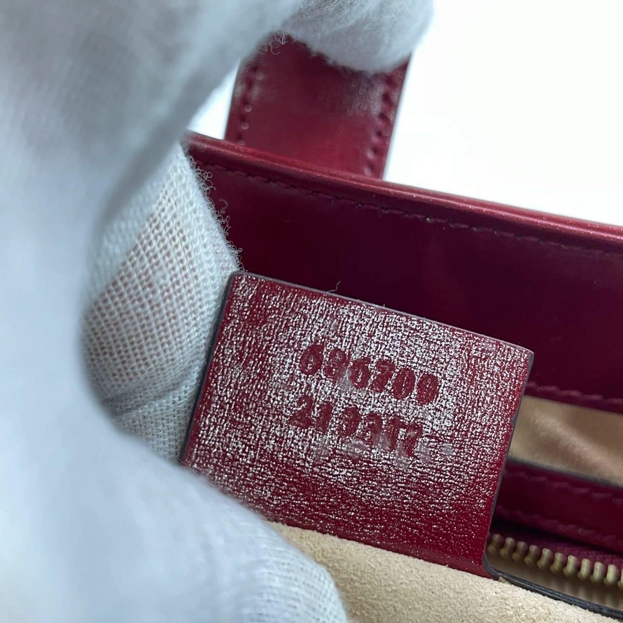 Gucci Jackie 1961 Borsa in pelle rosso borgogna piccola con cinturino e chiusura a pistone in oro in vendita 8