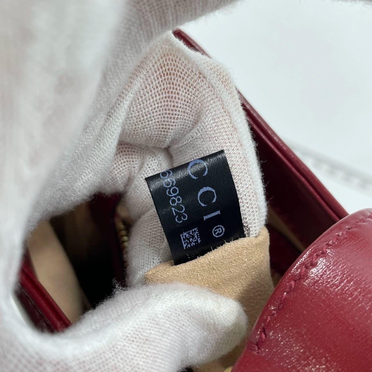 Gucci Jackie 1961 Borsa in pelle rosso borgogna piccola con cinturino e chiusura a pistone in oro in vendita 9