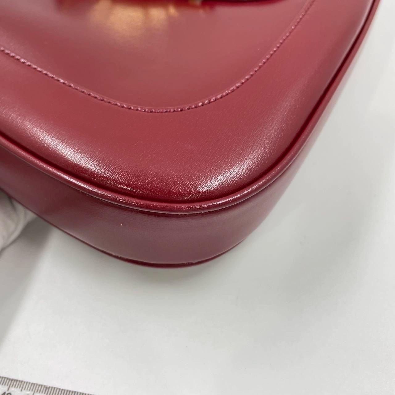 Gucci Jackie 1961 Borsa in pelle rosso borgogna piccola con cinturino e chiusura a pistone in oro in vendita 11