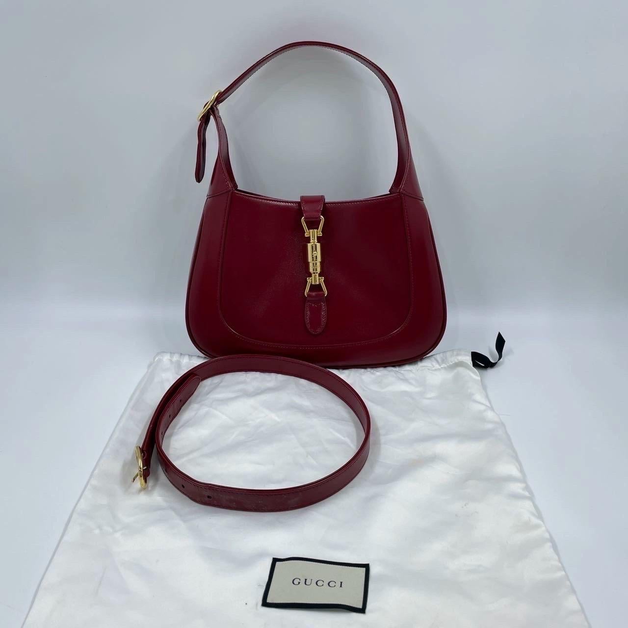 La borsa Gucci Jackie 1961 Red è una rivisitazione moderna di un design iconico. Realizzata in pelle con una silhouette strutturata, è dotata di una tracolla che ti permetterà di portare con te i tuoi oggetti essenziali ovunque ti porti la vita. Il