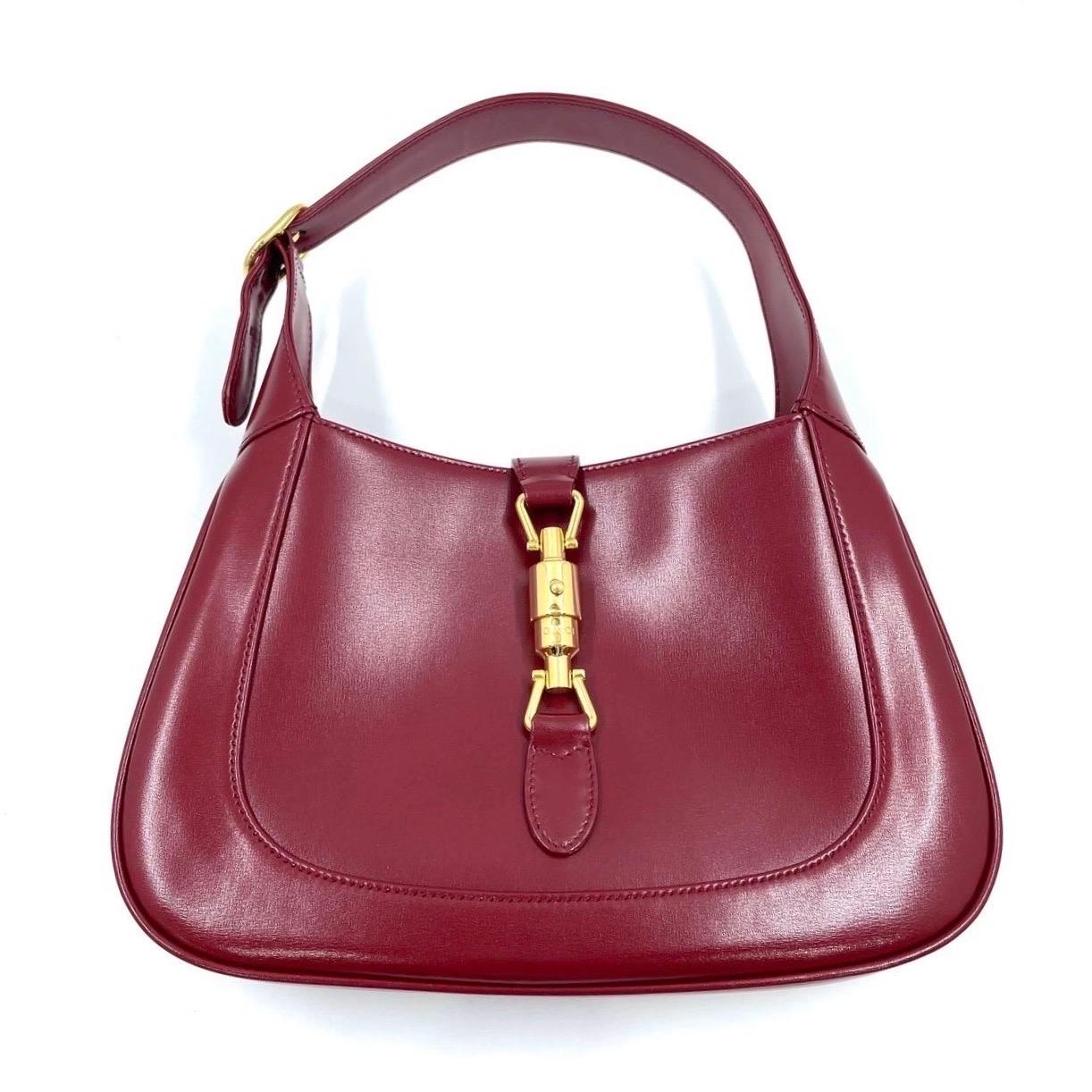 Rosso Gucci Jackie 1961 Borsa in pelle rosso borgogna piccola con cinturino e chiusura a pistone in oro in vendita