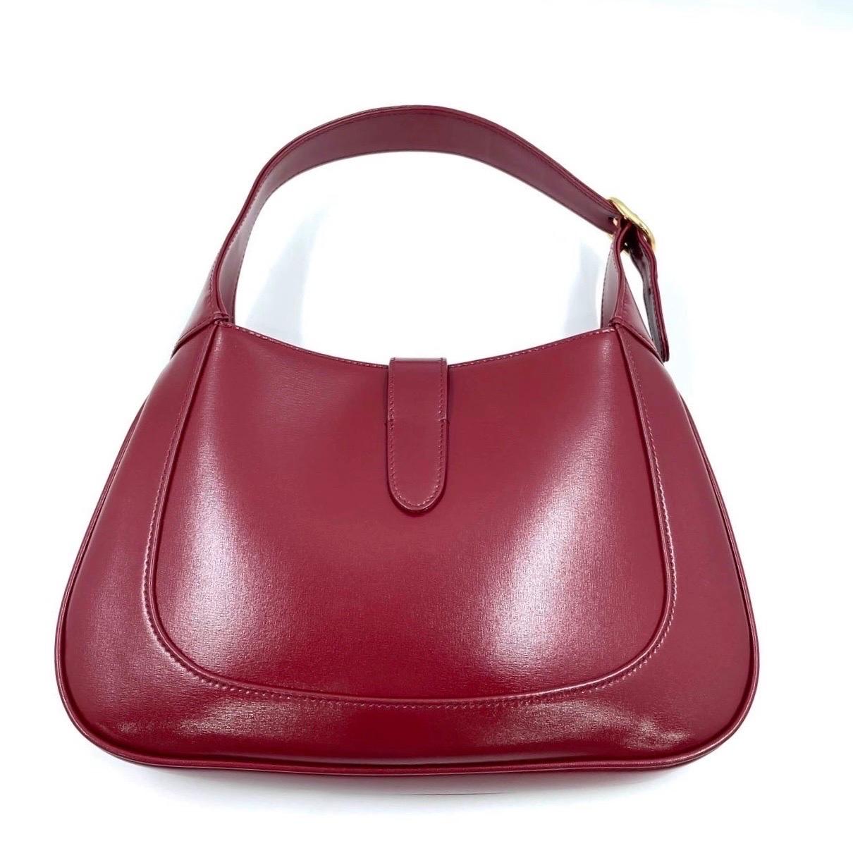 Gucci Jackie 1961 Borsa in pelle rosso borgogna piccola con cinturino e chiusura a pistone in oro In condizioni ottime in vendita a AUBERVILLIERS, FR