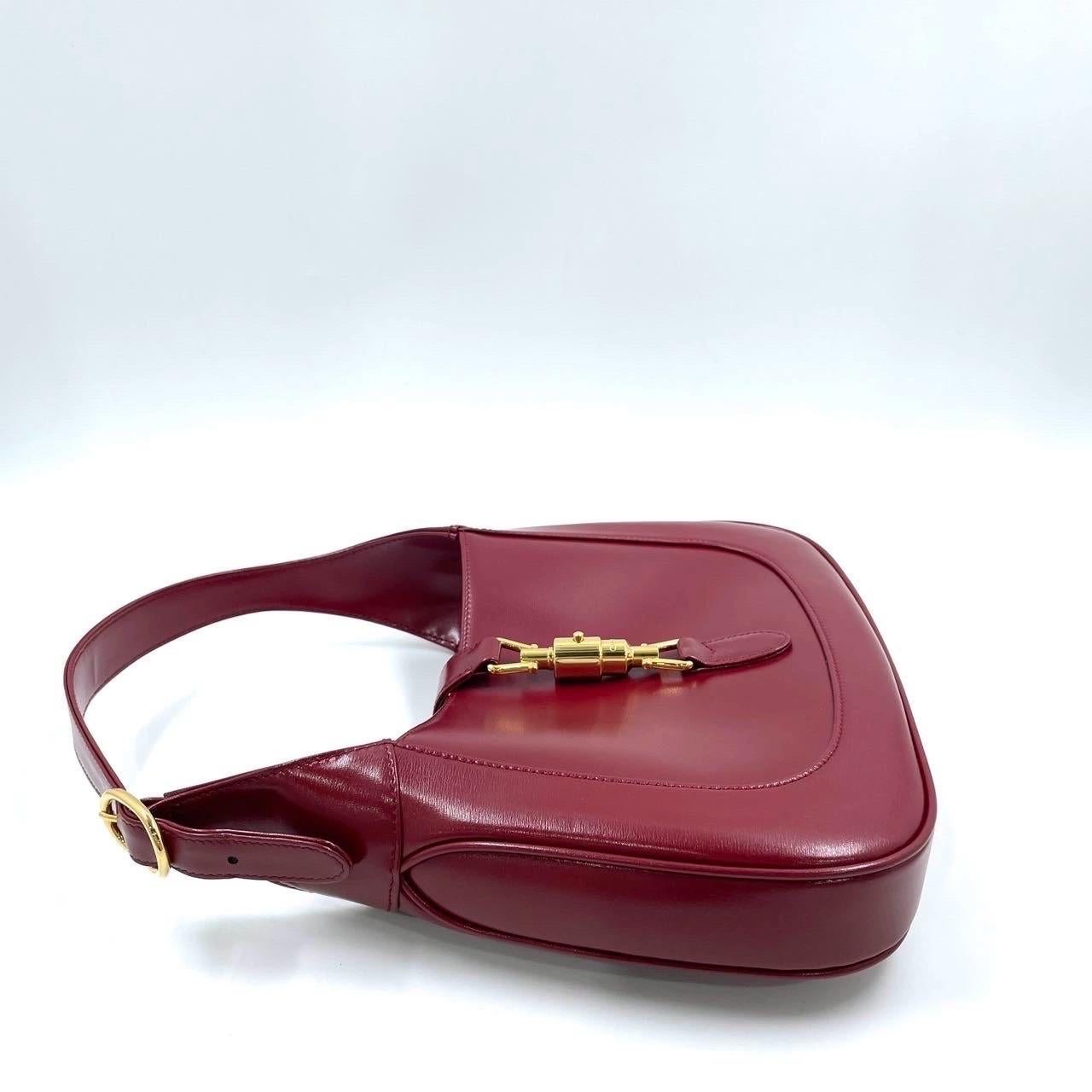 Donna Gucci Jackie 1961 Borsa in pelle rosso borgogna piccola con cinturino e chiusura a pistone in oro in vendita