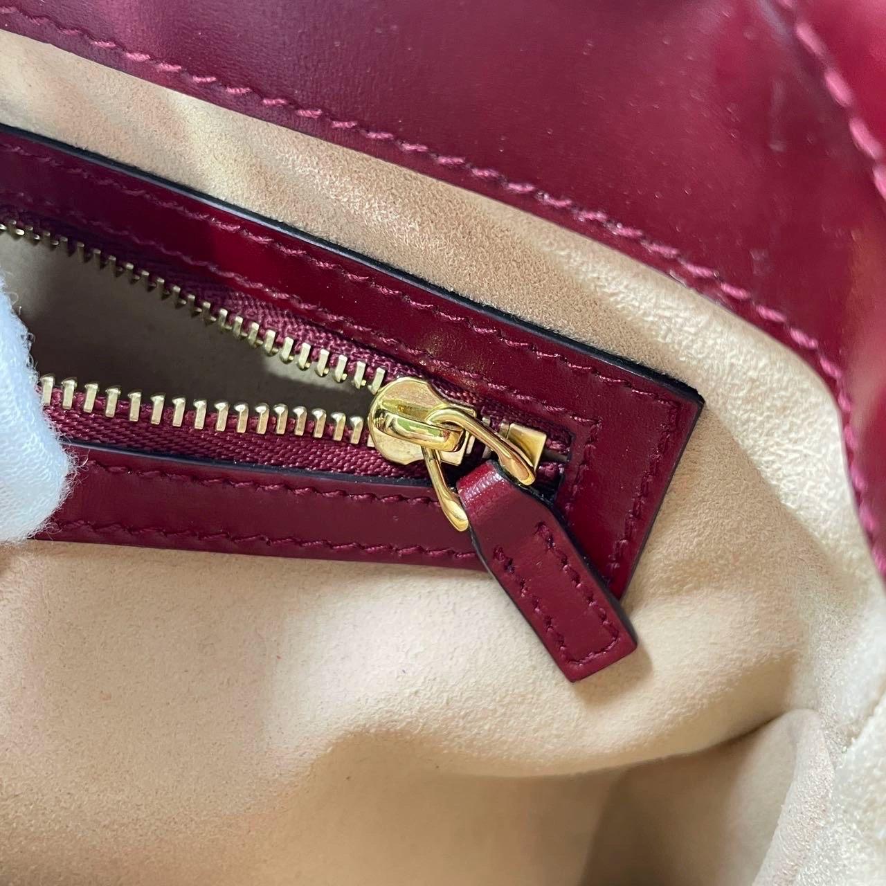 Gucci Jackie 1961 Borsa in pelle rosso borgogna piccola con cinturino e chiusura a pistone in oro in vendita 1