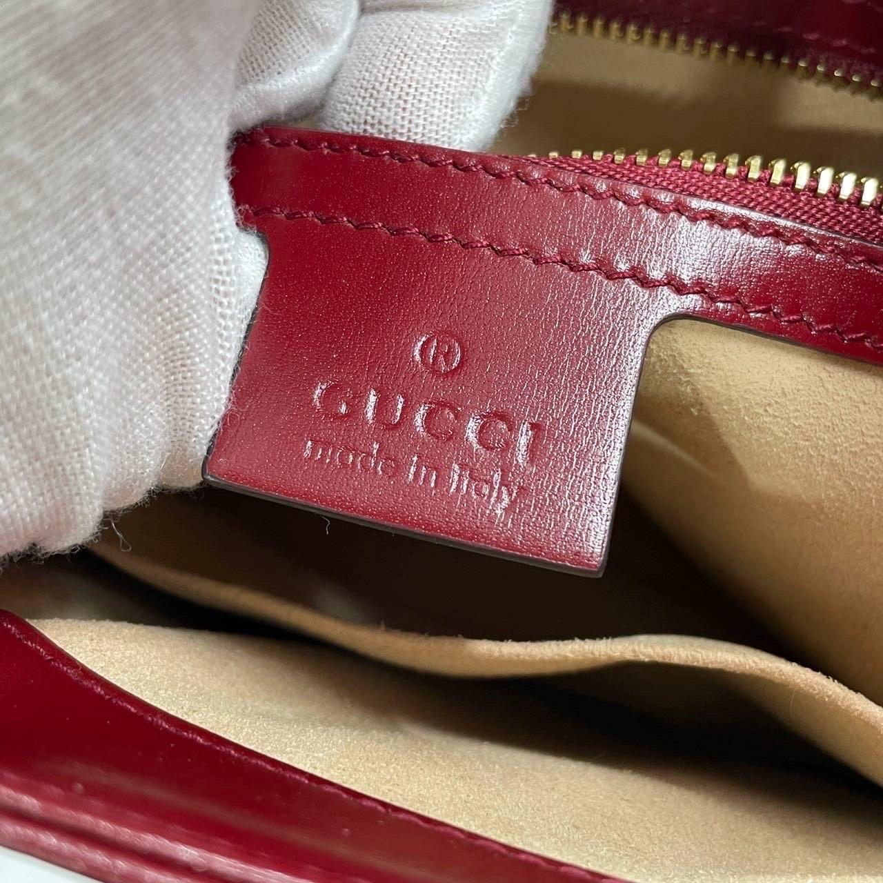 Gucci Jackie 1961 Borsa in pelle rosso borgogna piccola con cinturino e chiusura a pistone in oro in vendita 2