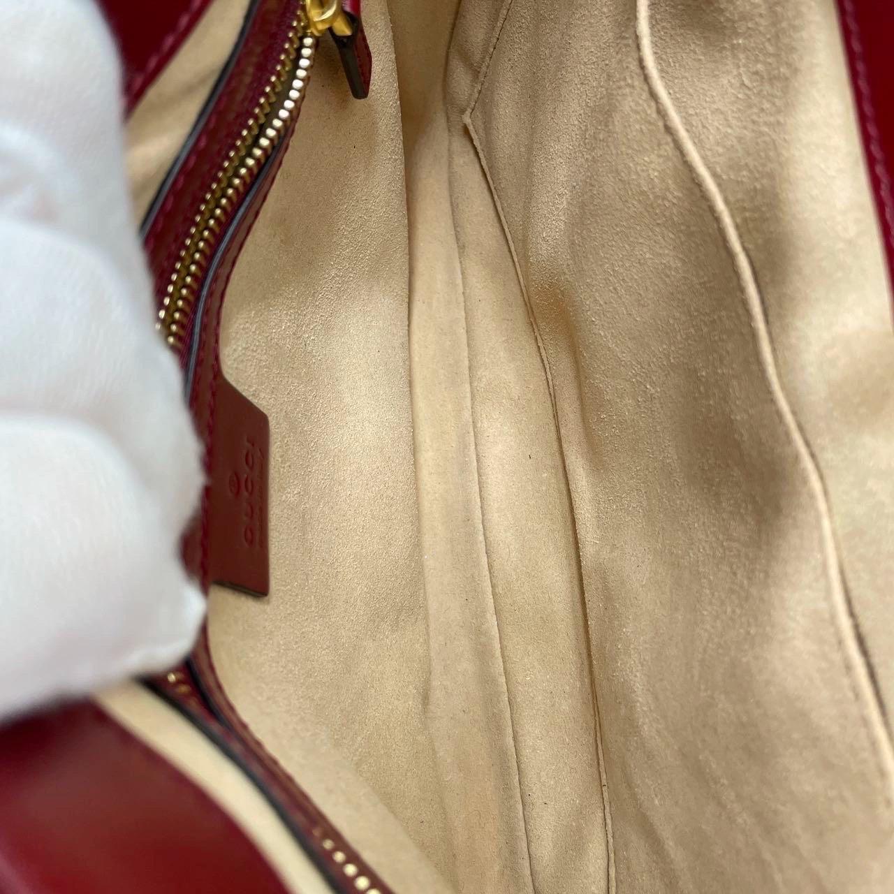 Gucci Jackie 1961 Borsa in pelle rosso borgogna piccola con cinturino e chiusura a pistone in oro in vendita 3