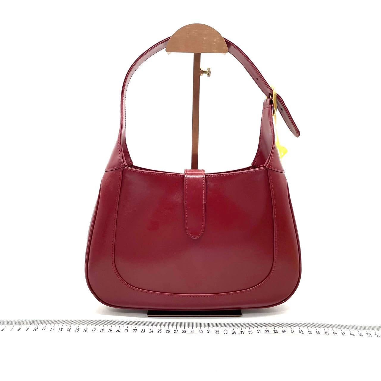 The Gucci Jackie 1961 Red Small bag is a modern take on an iconic design. Crafted in leather with a structured silhouette, it features a crossbody strap so you can bring your essentials wherever life takes you. Its baby blue hue is sure to add a