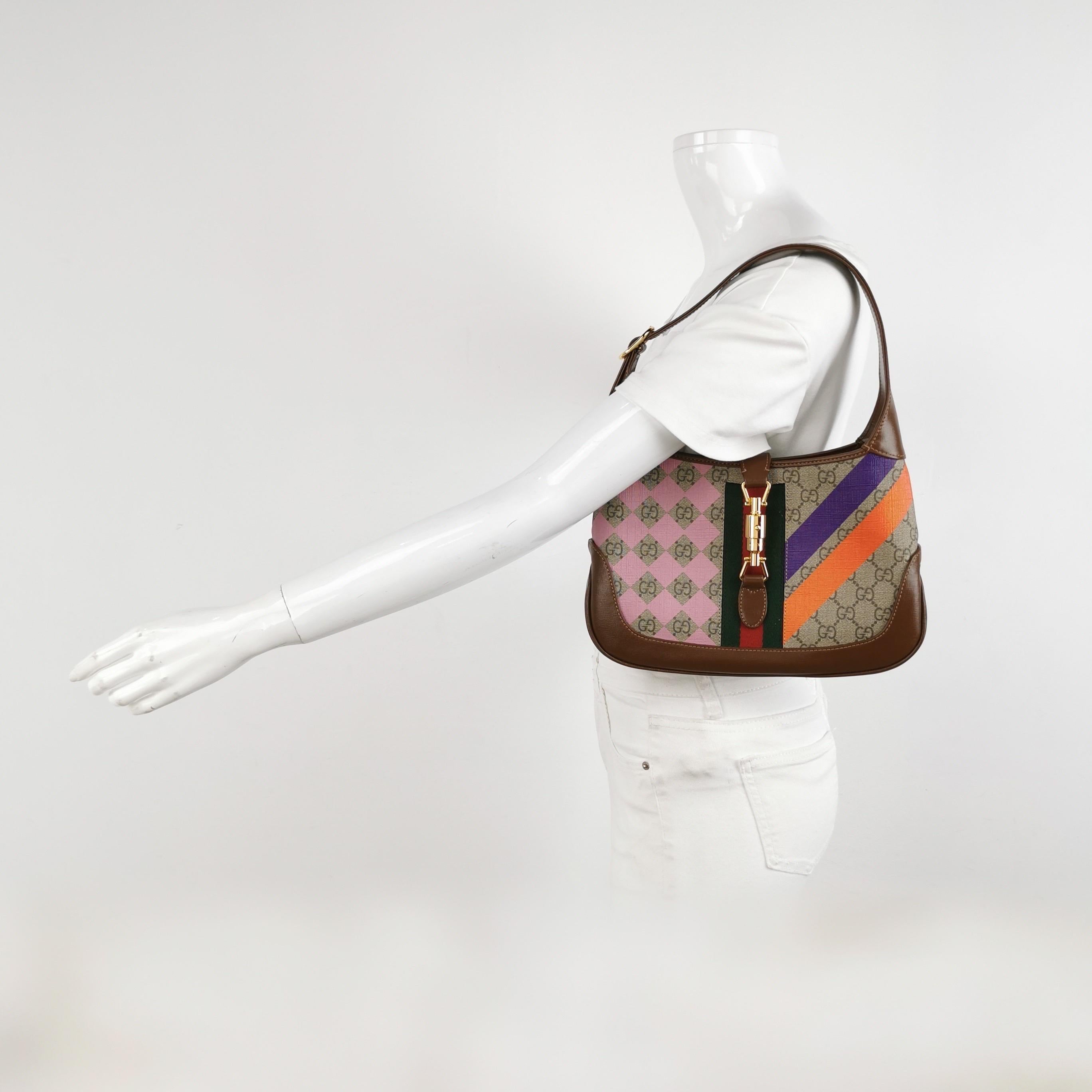 CONDITION : excellent

Rayures minimes sur la quincaillerie.

DÉTAILS

GUCCI
Jackie 1961
Cuir et toile
Doublure en toile beige
Matériel doré
Taille petite
Largeur : 28cm X Hauteur : 18.5
ACCESSOIRES : longue bandoulière,
