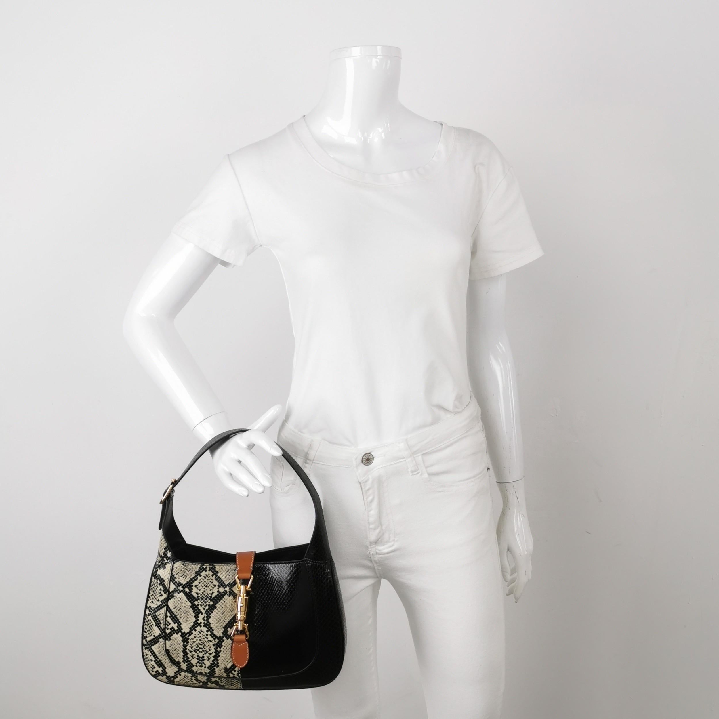 La borsa Gucci Jackie 1961 è una rivisitazione moderna di un design iconico. Realizzata in pelle con una silhouette strutturata, è dotata di una tracolla che ti permetterà di portare con te i tuoi oggetti essenziali ovunque ti porti la