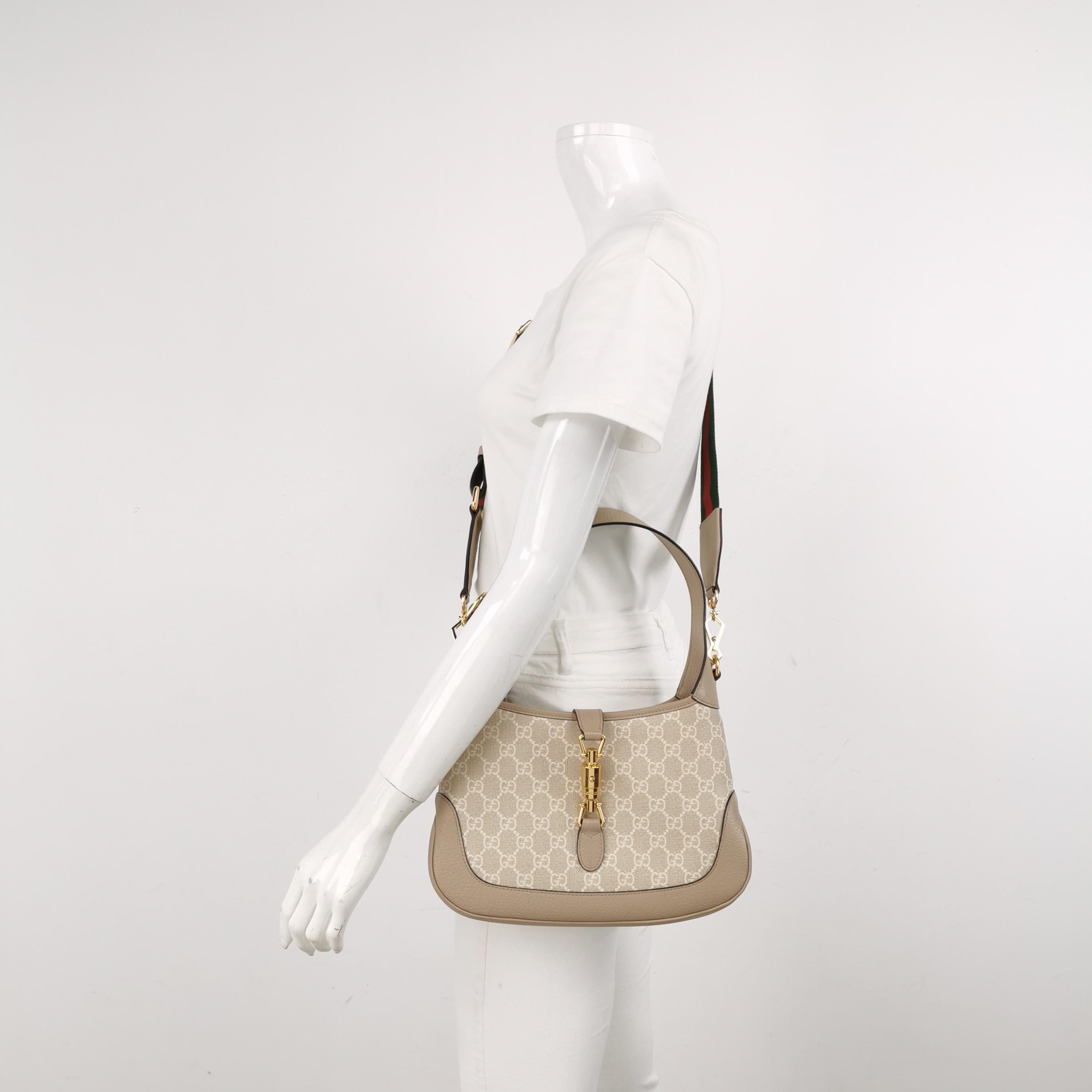 Gucci Jackie 1961 Small Cream Beige Monogram Canvas and Leather Bag
Il s'agit de photos professionnelles du sac offert par Luxbags.
Le Gucci Jackie 1961 est une version moderne d'un modèle emblématique. Confectionné en cuir et doté d'une silhouette