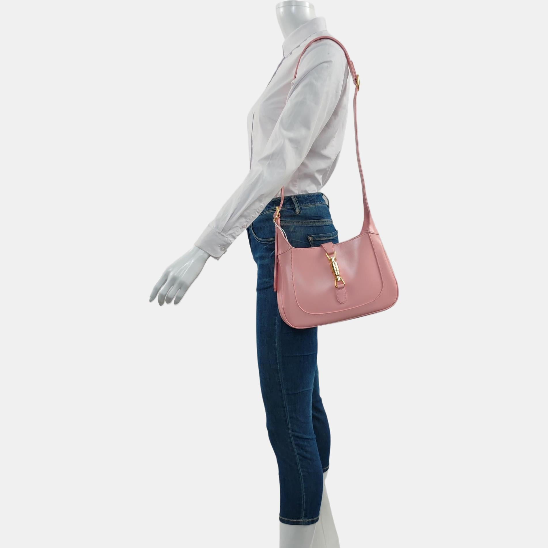 Gucci Jackie 1961 Small Leather Bag with Adjustable Strap Size Pink Dies sind professionelle Fotos der tatsächlichen Tasche von Luxbags angeboten. Die Gucci Jackie 1961 White Small Tasche ist eine moderne Interpretation eines kultigen Designs. Sie