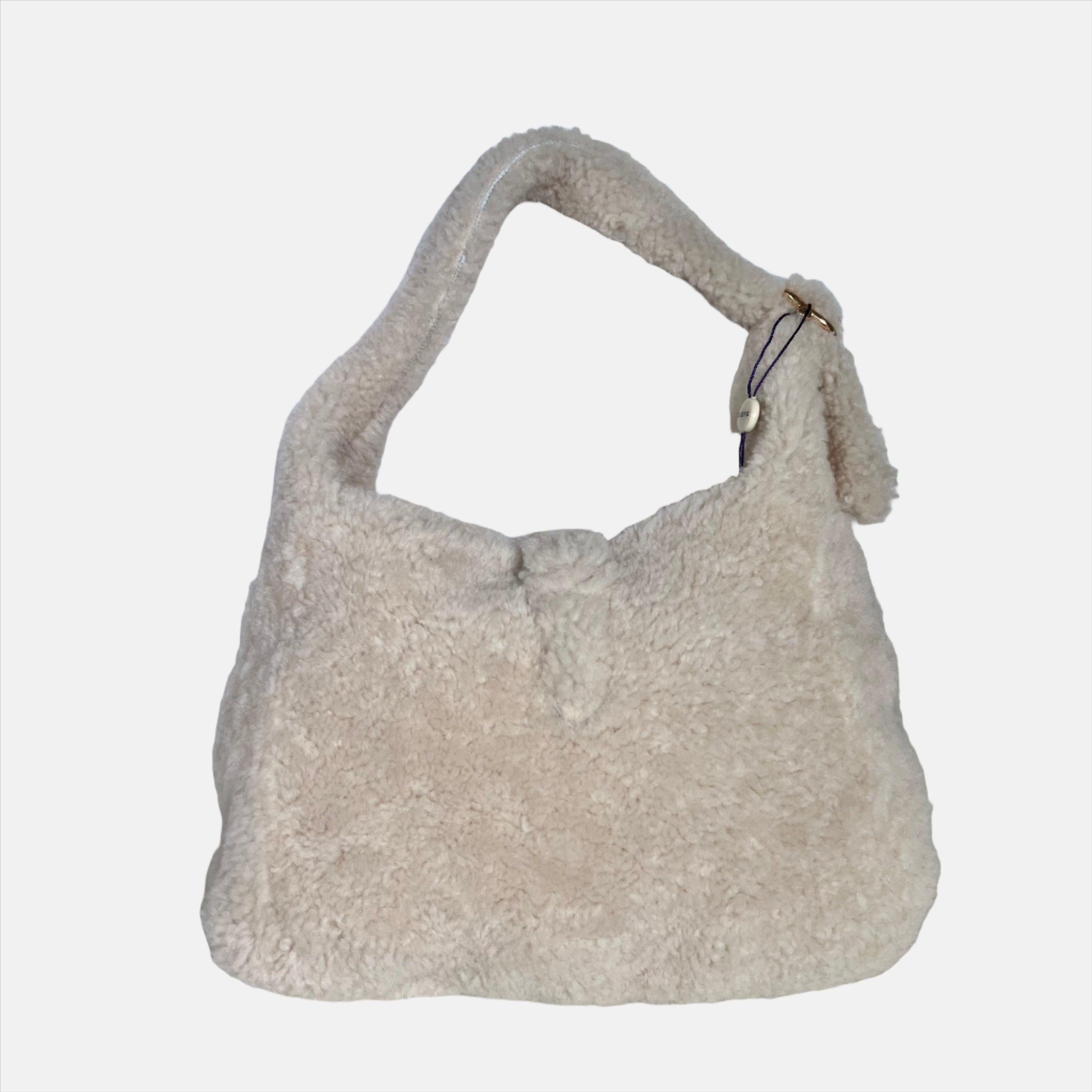 Gucci Jackie 1961 White Fluffy Shearling Bag Small


The Gucci Jackie 1961 Black Small bag is a modern take on an iconic design. Crafted in white fluffy shearling and lined with leather, this 