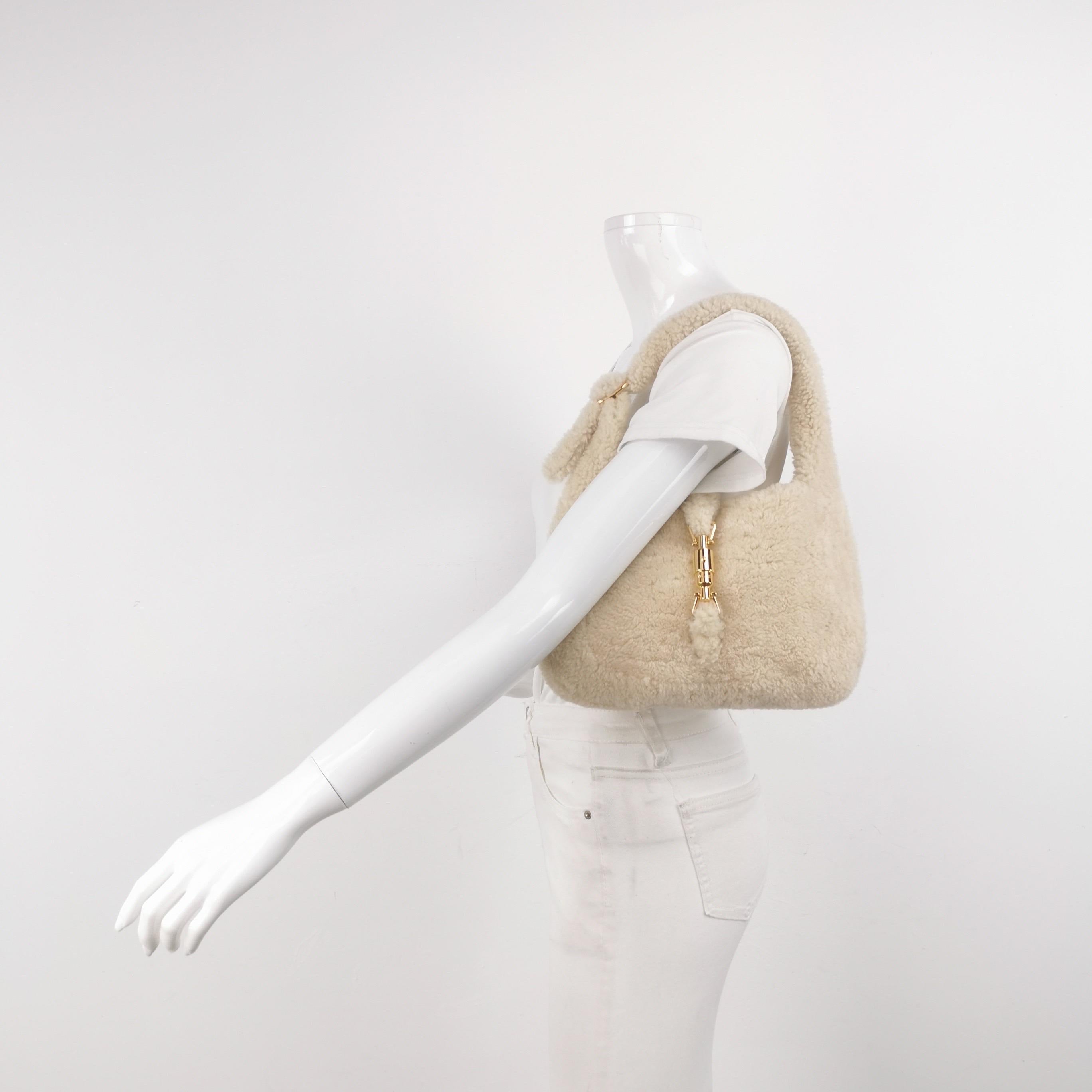 Gucci Jackie 1961 - Petit sac en peau de mouton blanc


Le petit sac Gucci Jackie 1961 Black est une version moderne d'un modèle emblématique. Confectionné en shearling blanc duveteux et doublé de cuir, ce 