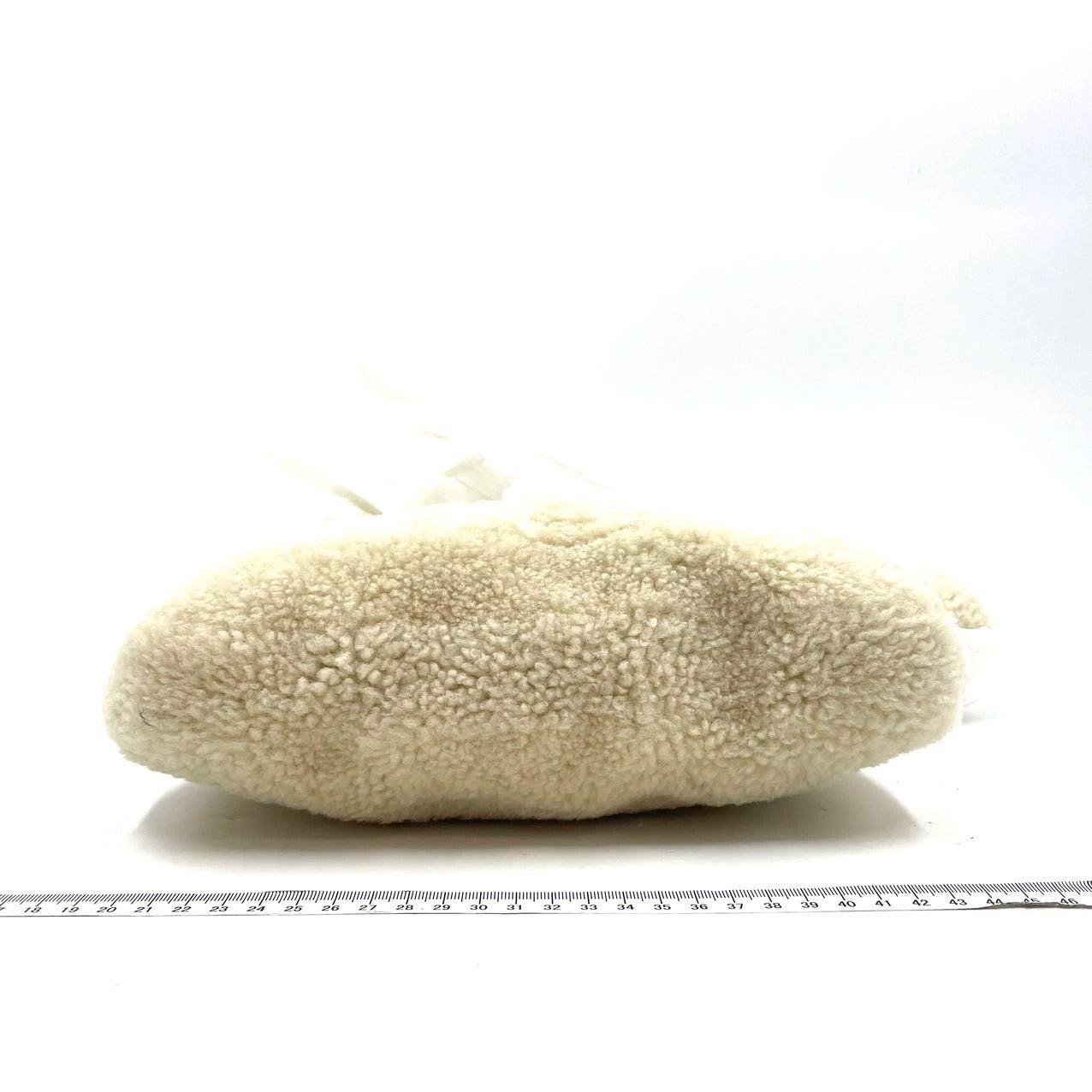 Gucci Jackie 1961 White Fluffy Shearling Bag Small In Excellent Condition For Sale In AUBERVILLIERS, FR