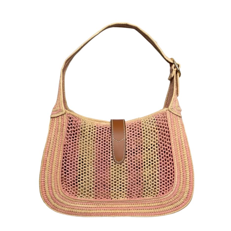 Condit : JAMAIS PORTÉ. 

Article vendu dans le cadre d'une vente privée car l'étiquette intérieure présente un coin coupé. 

DÉTAILS :

Marque : Gucci 

Modèle : Jackie 1961

Couleur extérieure : rose et beige

Matériau extérieur : Osier

Bracelet :