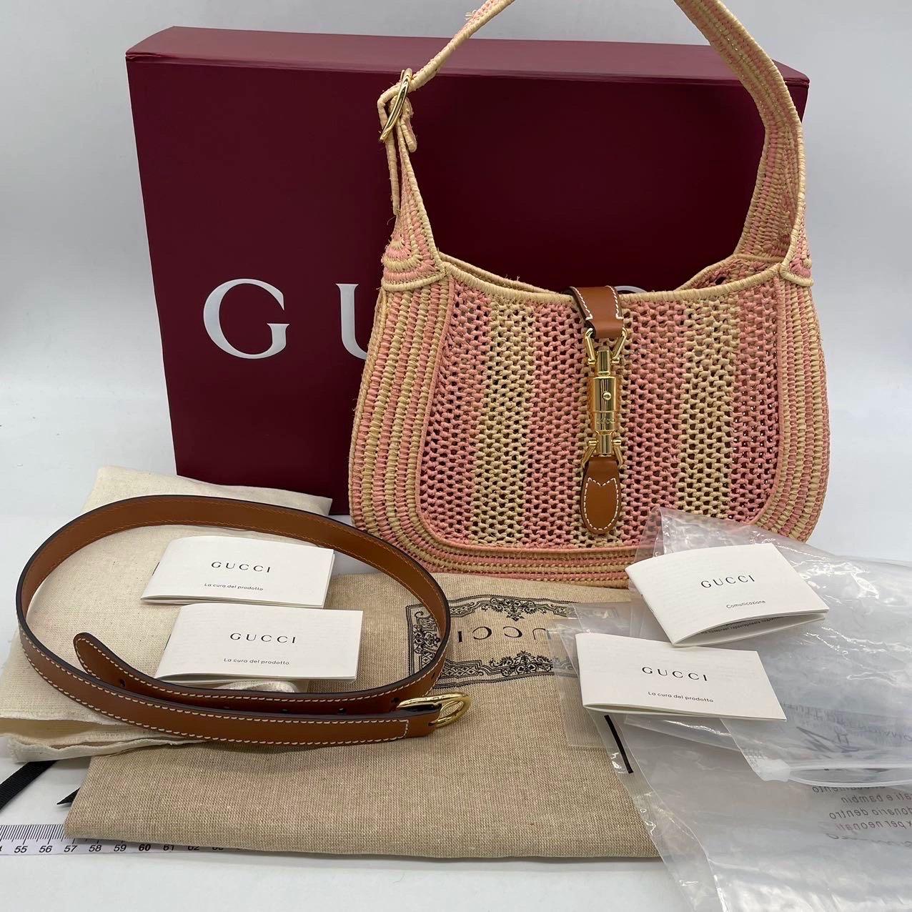 Gucci Jackie 1961 - Sac en osier rose avec sangle en cuir dorée en vente 1