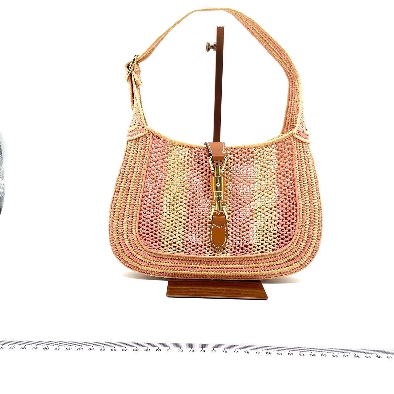Gucci Jackie 1961 - Sac en osier rose avec sangle en cuir dorée en vente 3