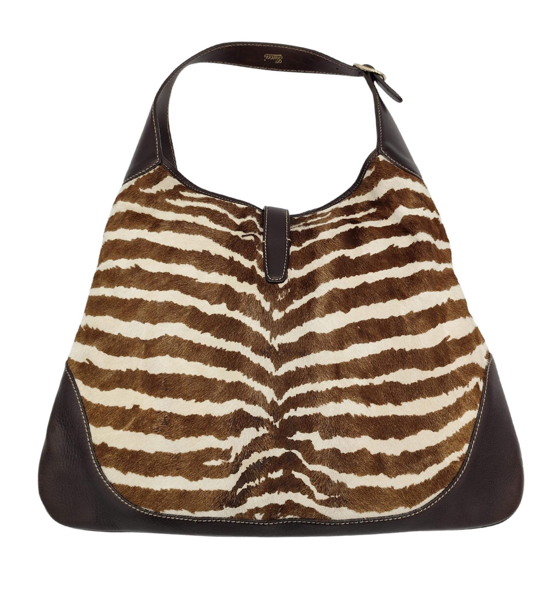 Gucci Jackie shoulder bag
Brown leather
Zebra print pony hair

Measurements: 
45x33x5 cm
drop 20.5-23.5 cm

17.5x13x2 in
drop 8-9 in

Great condition
Minor signs of age and use
