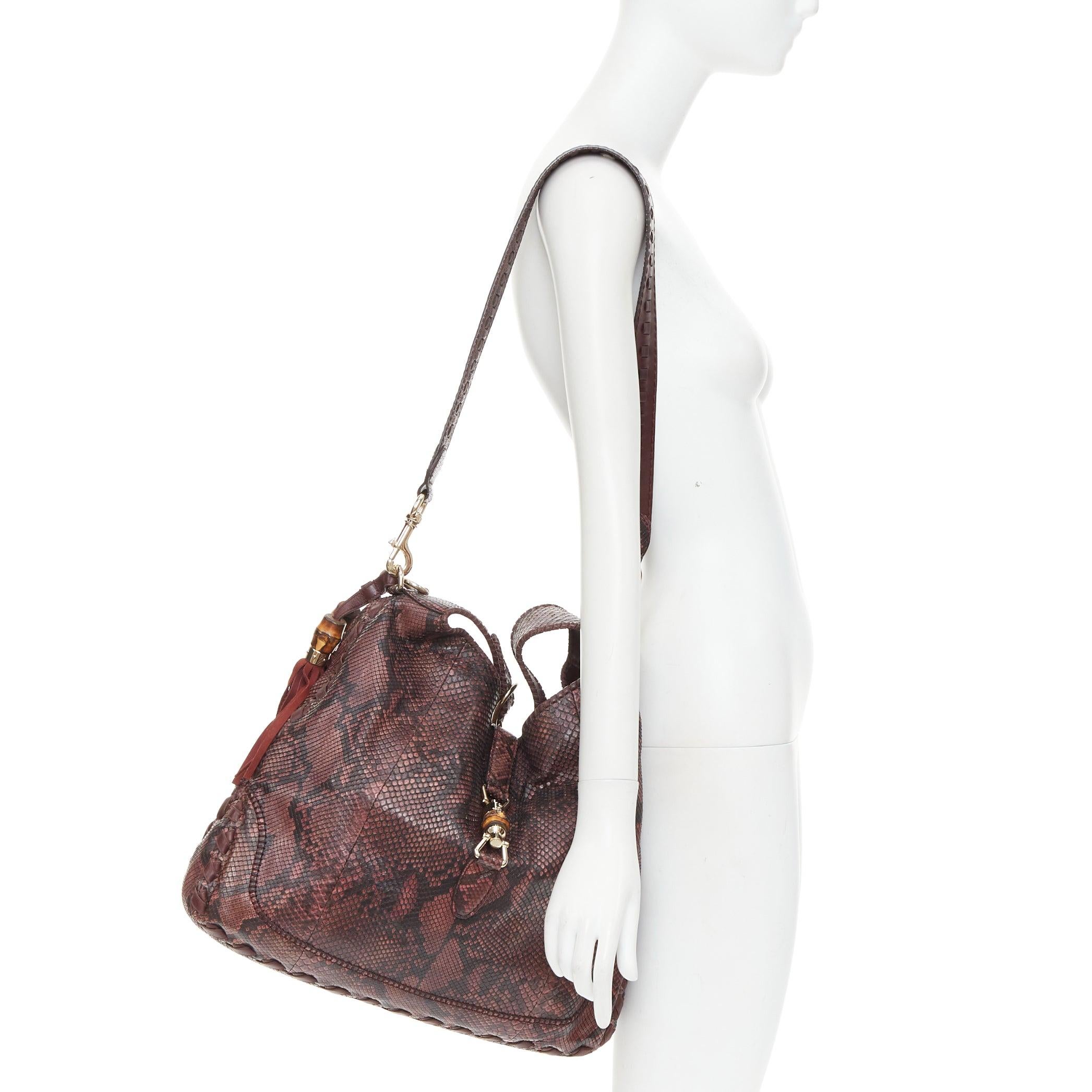 Gucci Jackie Hobo in pelle scamosciata rosso scuro, con morsetto in bambù e borsa a tracolla
Riferimento: TGAS/F00122
Marchio: Gucci
Model No: Jackie Hobo
Materiale: Pelle
Colore: Borgogna, Oro
Modello: Stampa animalier
Chiusura: Chiusura a