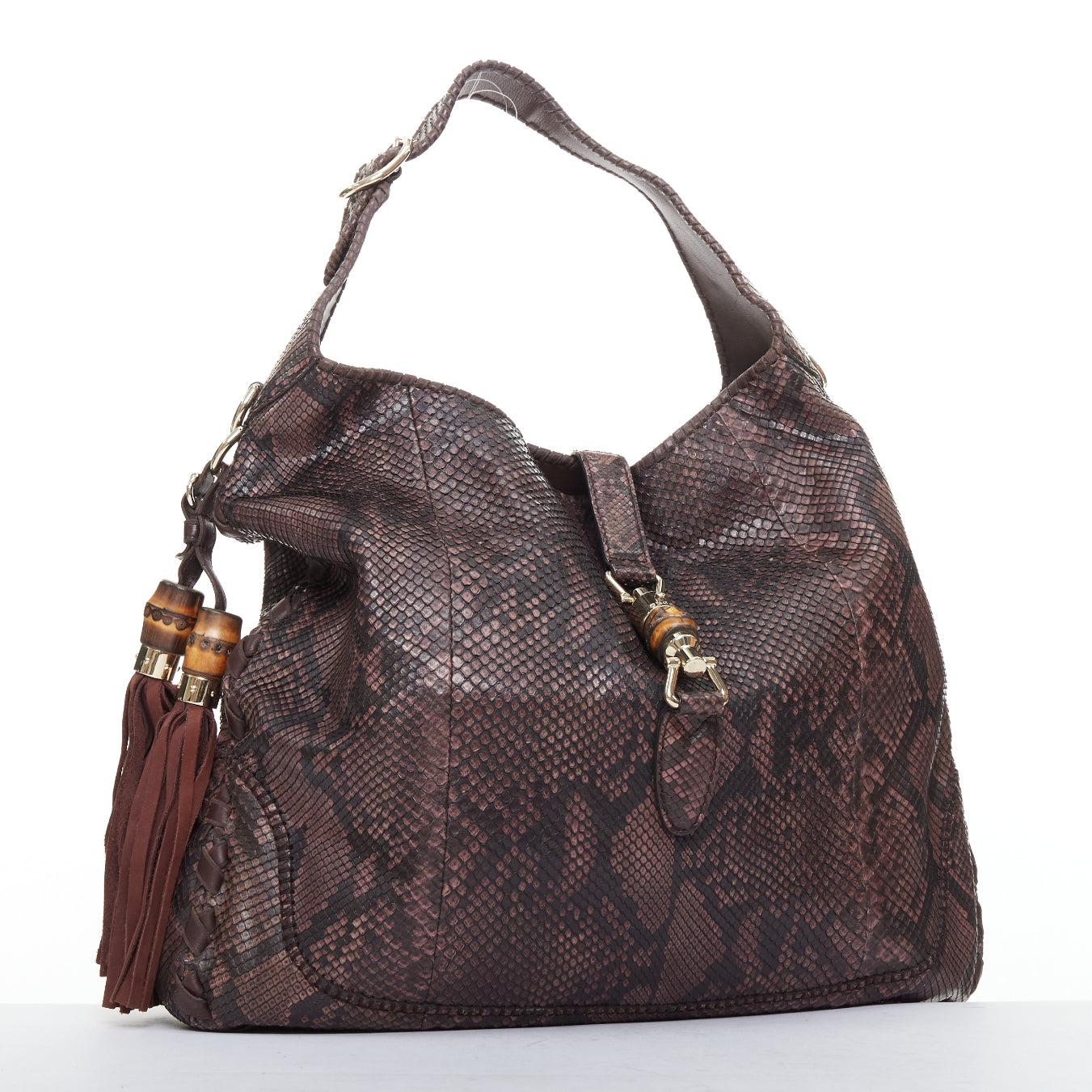 Nero Gucci Jackie Hobo in pelle scamosciata rosso scuro, con morsetto in bambù e borsa a tracolla in vendita