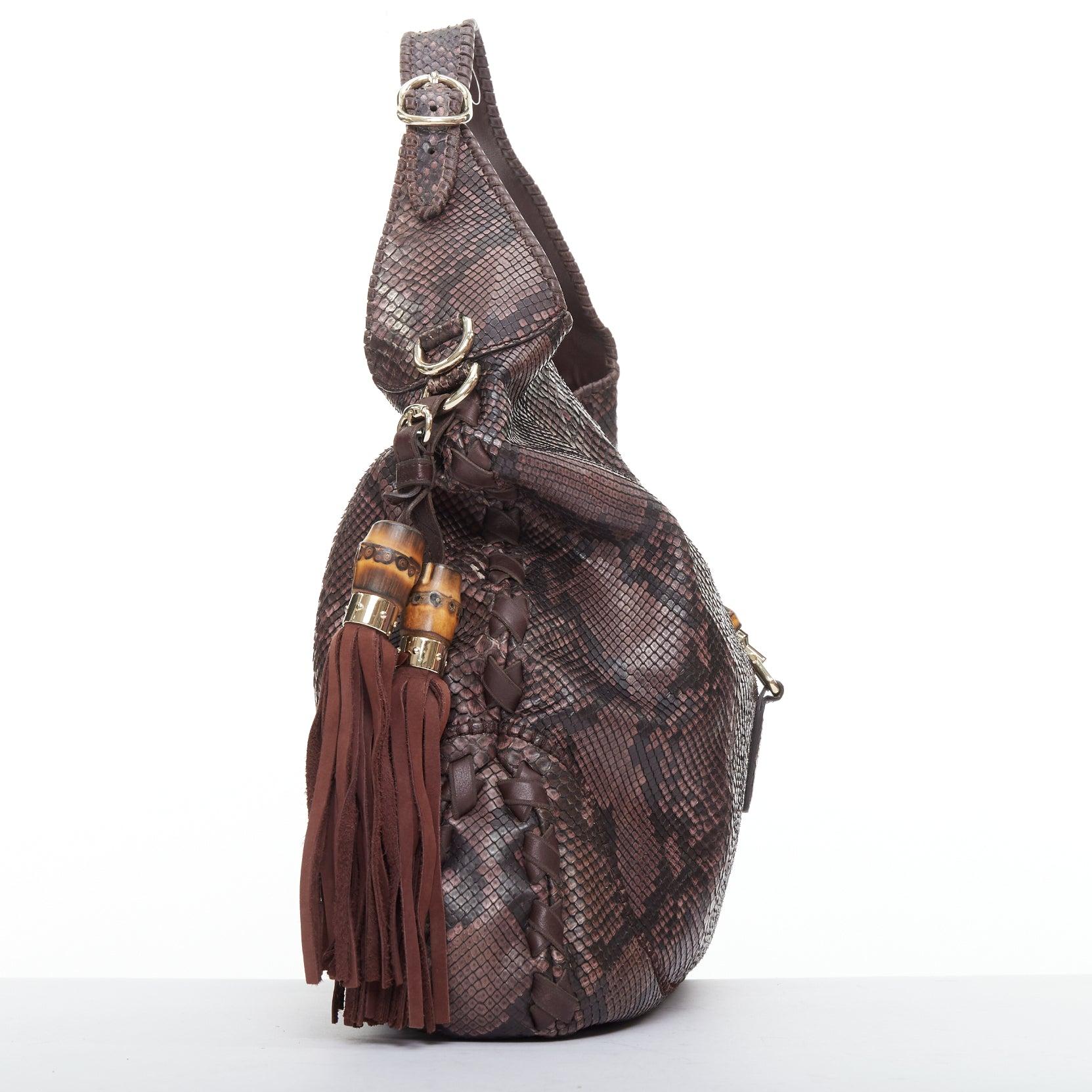 Gucci Jackie Hobo in pelle scamosciata rosso scuro, con morsetto in bambù e borsa a tracolla In condizioni buone in vendita a Hong Kong, NT