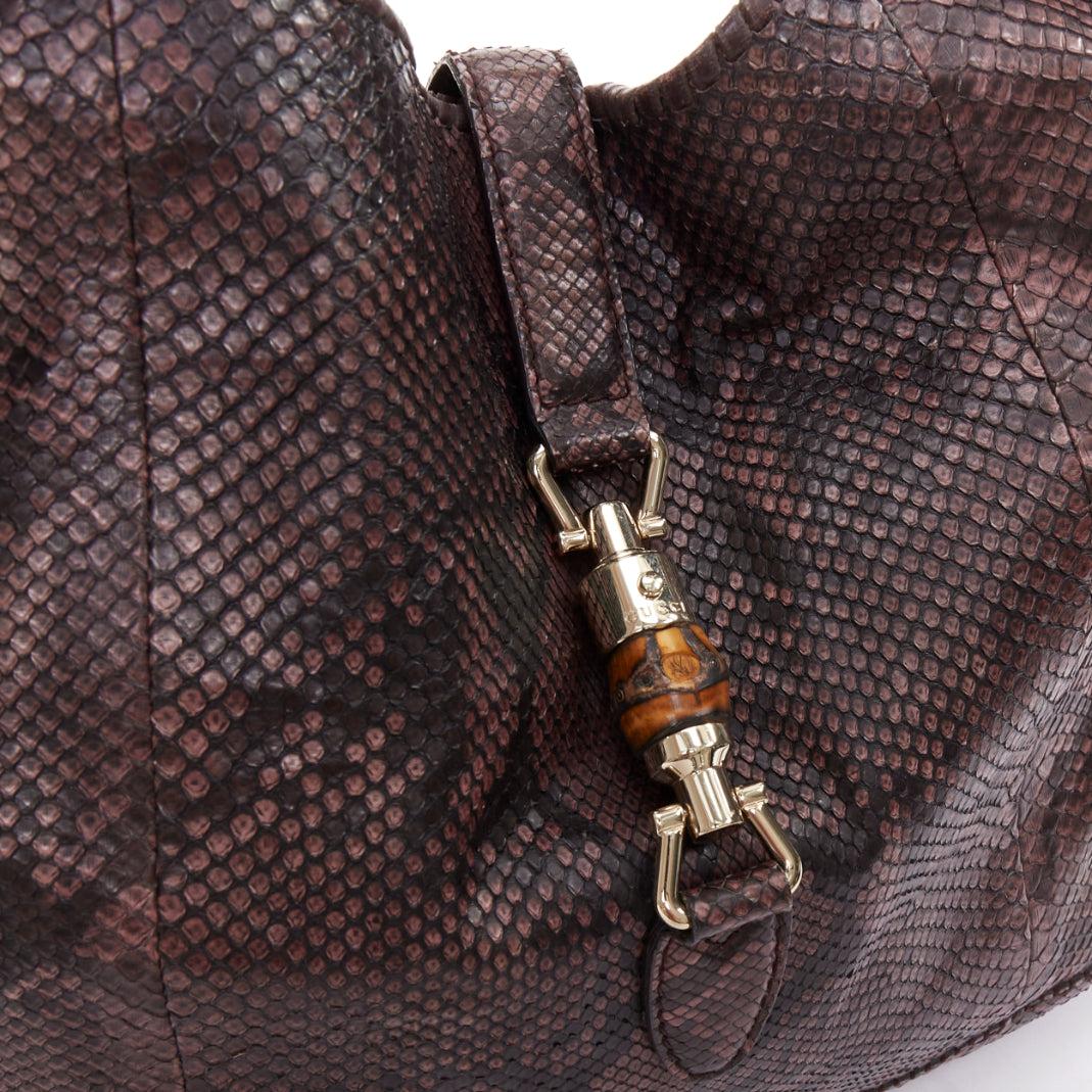 Gucci Jackie Hobo in pelle scamosciata rosso scuro, con morsetto in bambù e borsa a tracolla in vendita 2