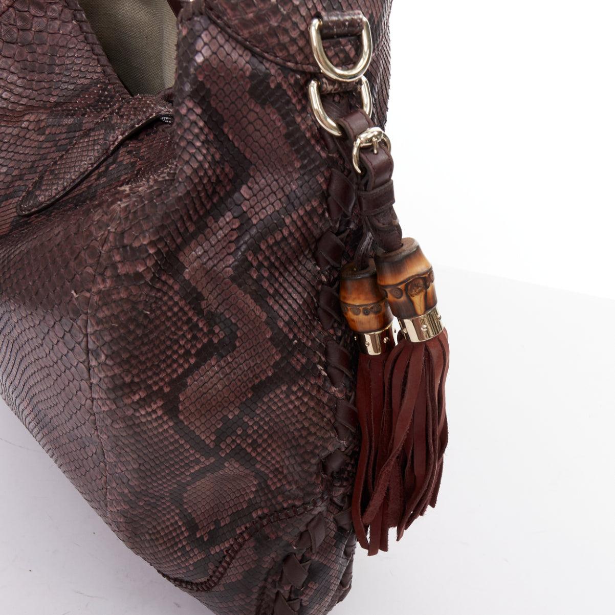 Gucci Jackie Hobo in pelle scamosciata rosso scuro, con morsetto in bambù e borsa a tracolla in vendita 3