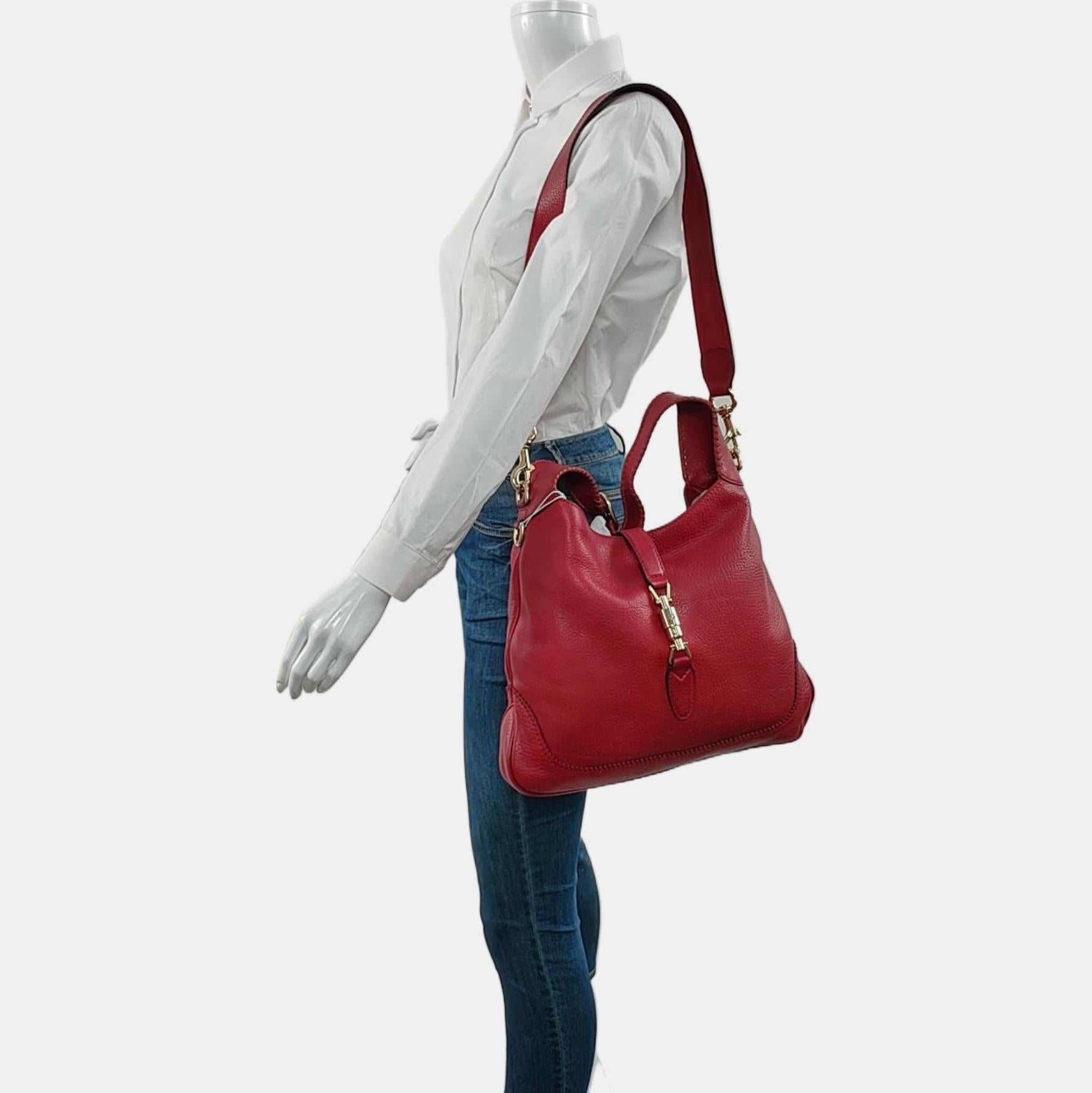 Gucci Jackie Medium Crossbody Bag en cuir de veau rouge
Il s'agit de photos professionnelles du sac offert par Luxbags.
CONDITION

Très bon état avec un sens d'utilisation modéré dans l'ensemble. Légères éraflures au niveau de la garniture en cuir,