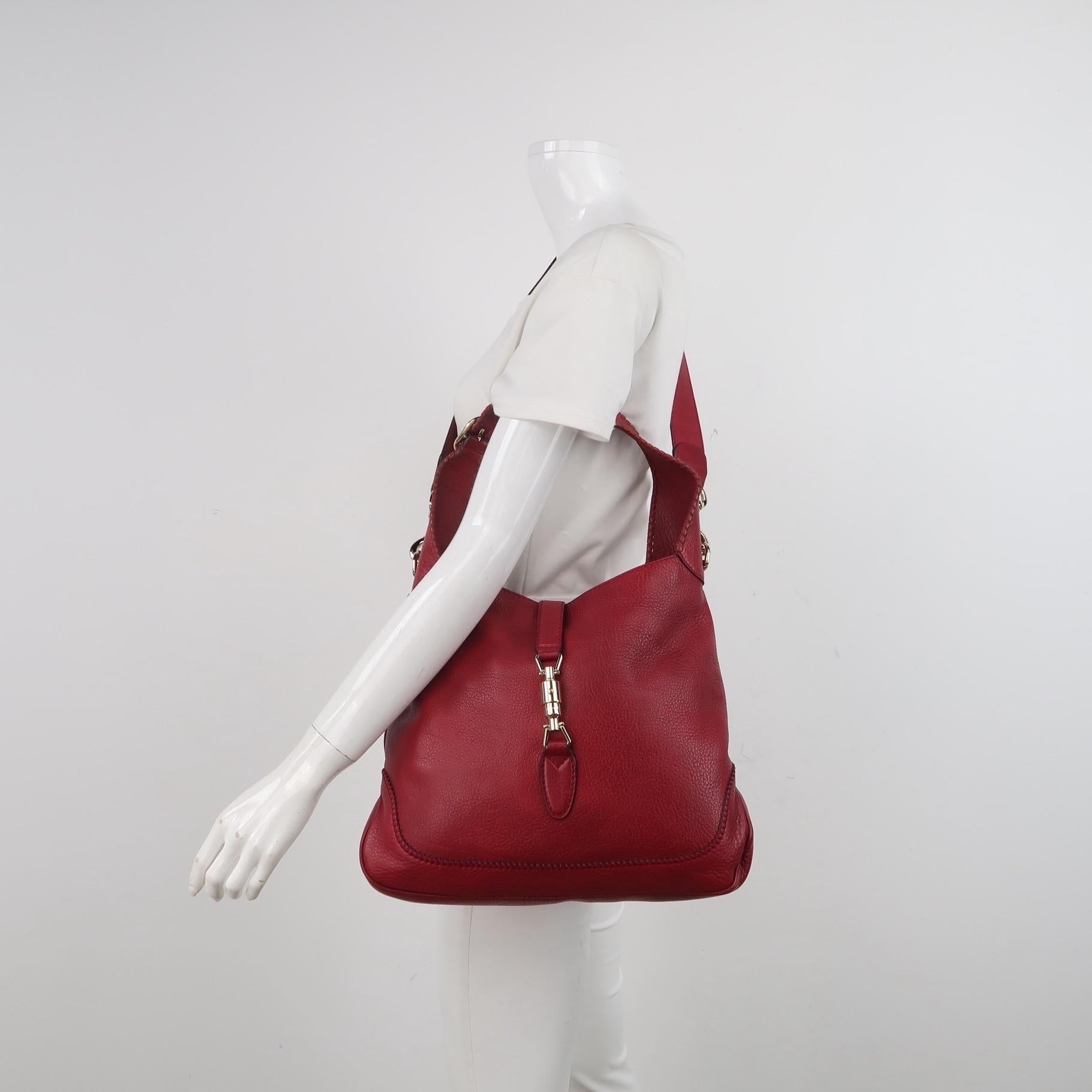 Gucci Jackie Medium Borsa a tracolla in pelle di vitello rossa
Queste sono foto professionali della borsa offerta da Luxbags.
CONDIZIONE

Condizioni molto buone con un moderato senso di utilizzo. Lievi graffi sul rivestimento in pelle, in basso.