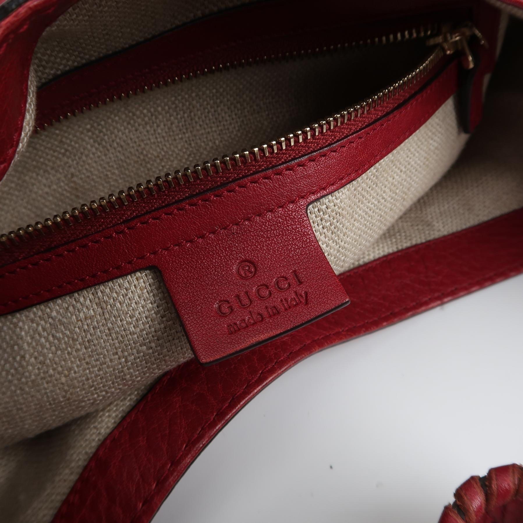 Gucci Jackie Medium Borsa a tracolla in pelle di vitello rossa in vendita 1