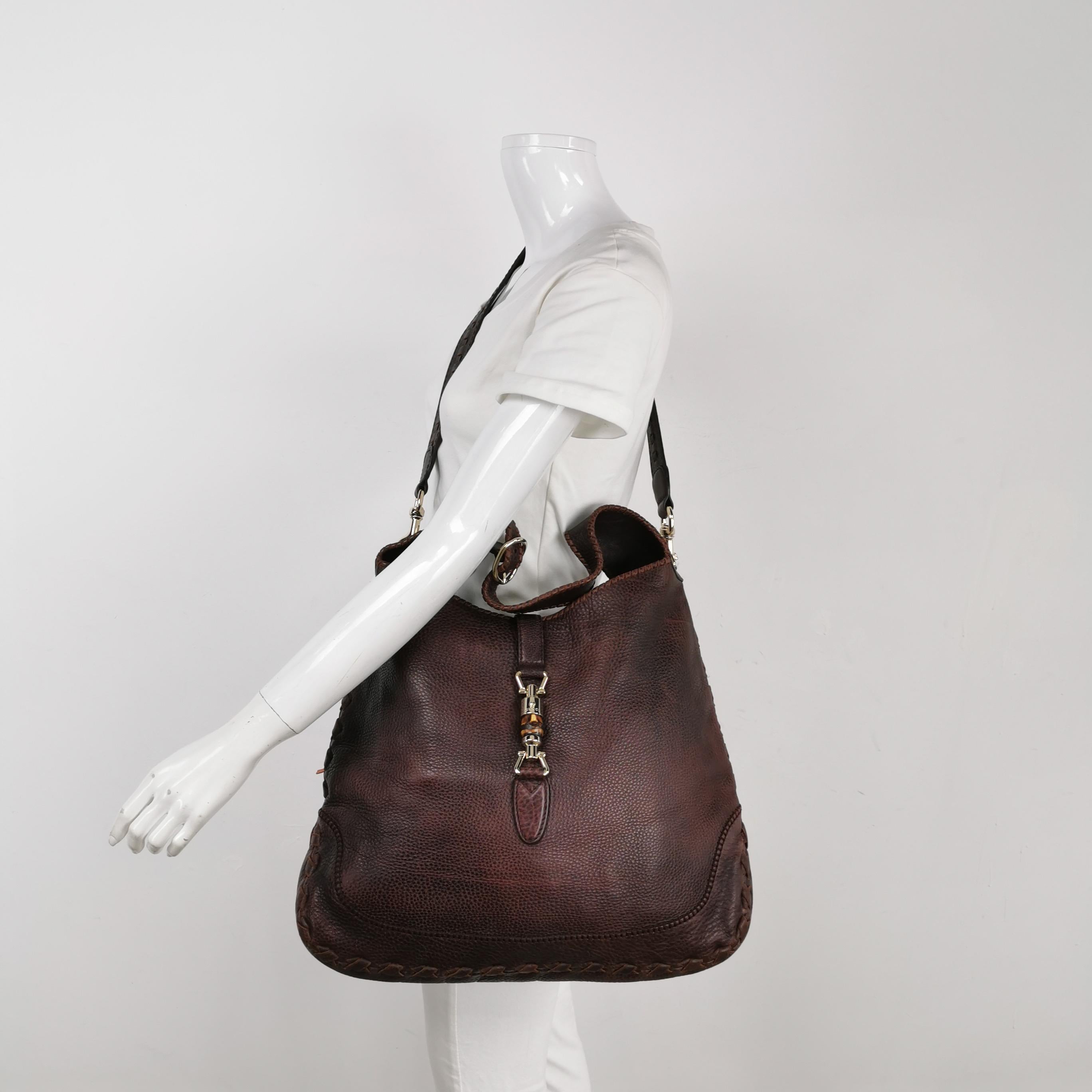 Gucci Jackie Soft Large Brown Leather Shoulder Bag With Strap
Il s'agit de photos professionnelles du sac offert par Luxbags.
ÉTAT : EXCELLENT
Excellent état avec un léger sens de l'utilisation à travers. Légers frottements au niveau de la garniture