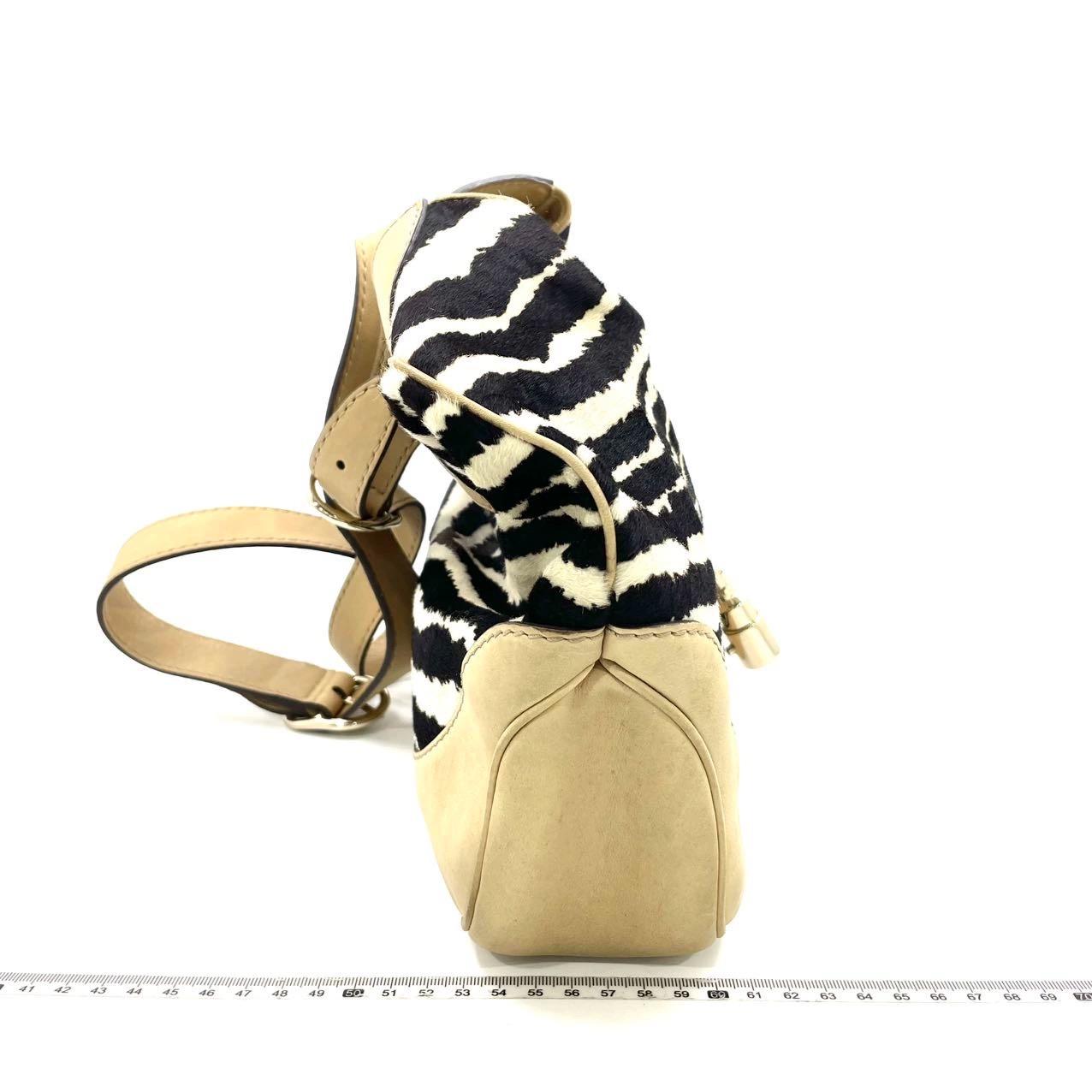 Nero Gucci Jackie Soft Medium in pelle di vitello stile pony con stampa zebrata e pelle beige in vendita