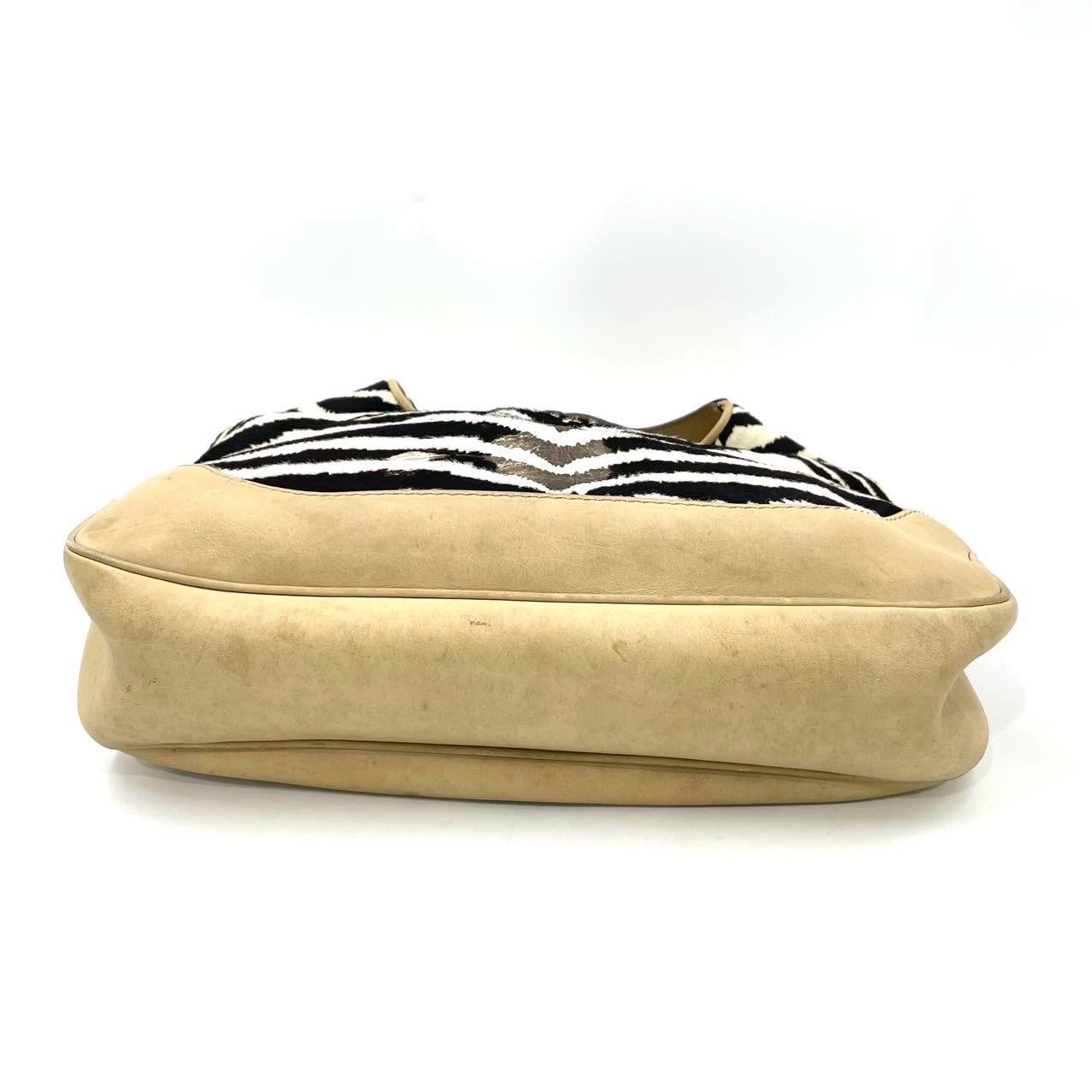 Donna Gucci Jackie Soft Medium in pelle di vitello stile pony con stampa zebrata e pelle beige in vendita