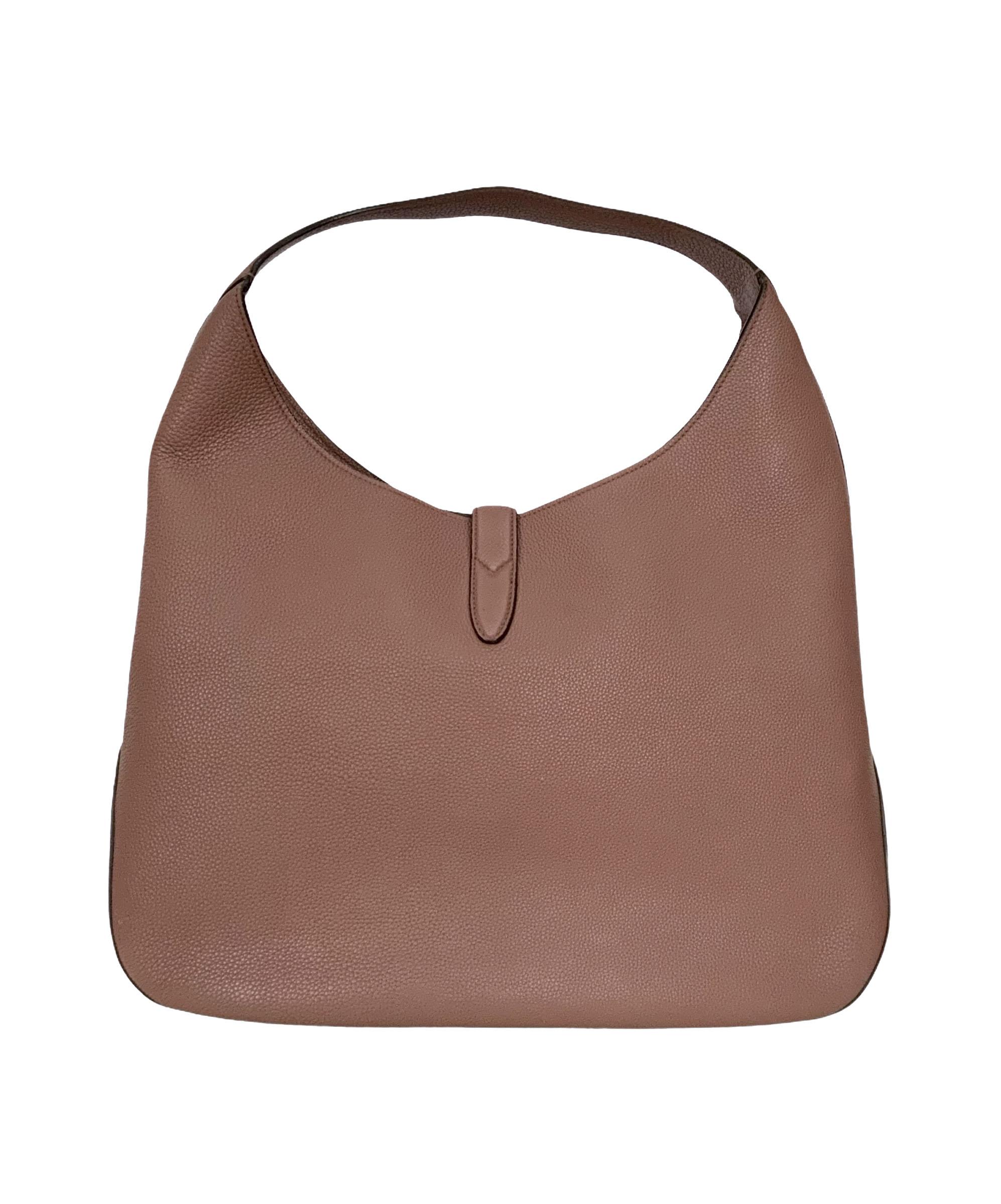 This pre-owned Jackie Soft hobo has a spacious interior with an attached zip pouch.
The edges are hand-painted and a piston strap as a closure. 
Crafted in a soft grain leather which gives the bag a beautiful structure while maintaining its slouchy