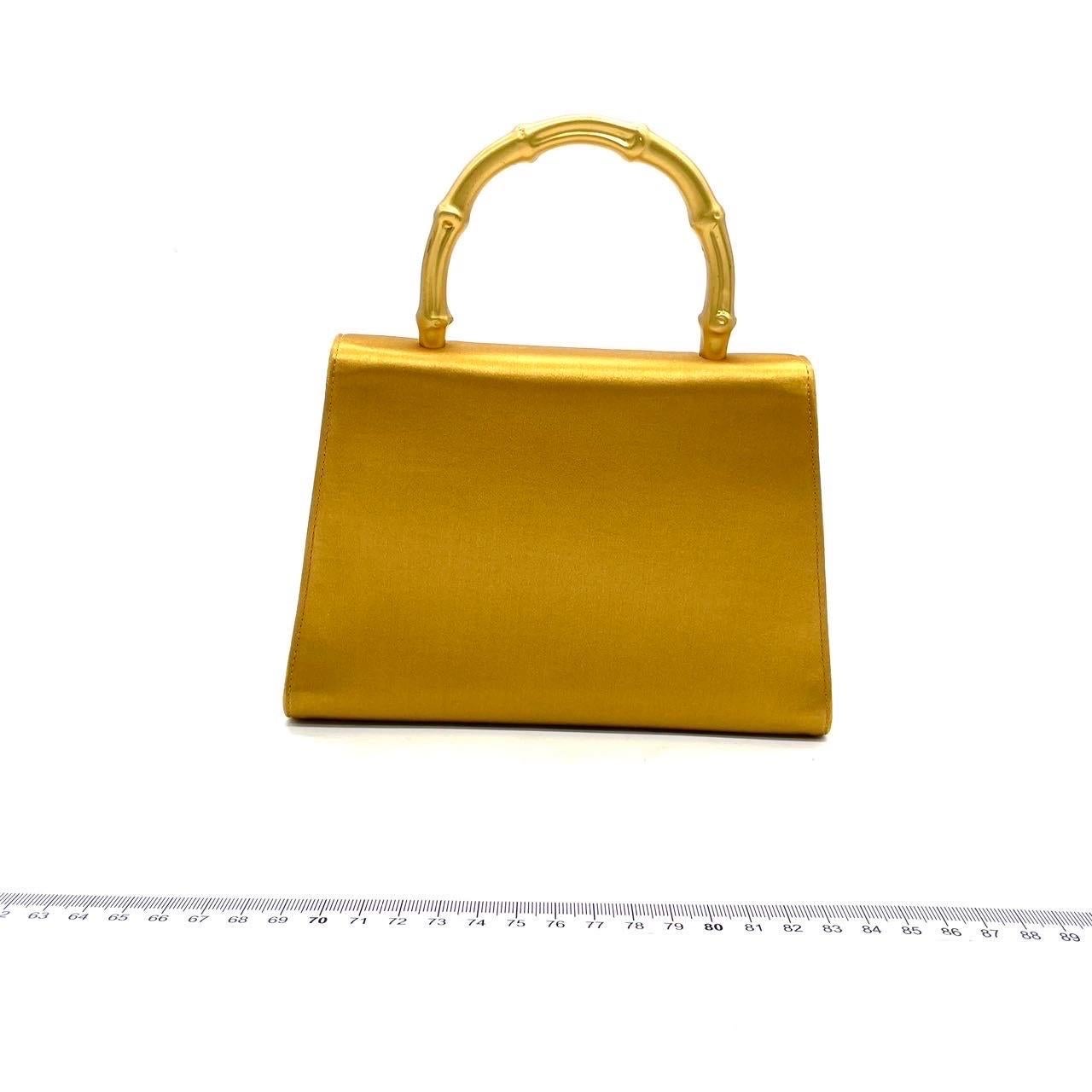 Zustand: EXCELLENT

Leichte Gebrauchsspuren an den Ecken und Kanten, leichte Kratzer an der Hardware. Leichte Flecken auf der Innenseite. 

DETAILS

Marke: Gucci

Äußeres MATERIAL: Satin

Außenfarbe: Gold
Größe: Mini

Abmessungen: Breite: 19,5cm,
