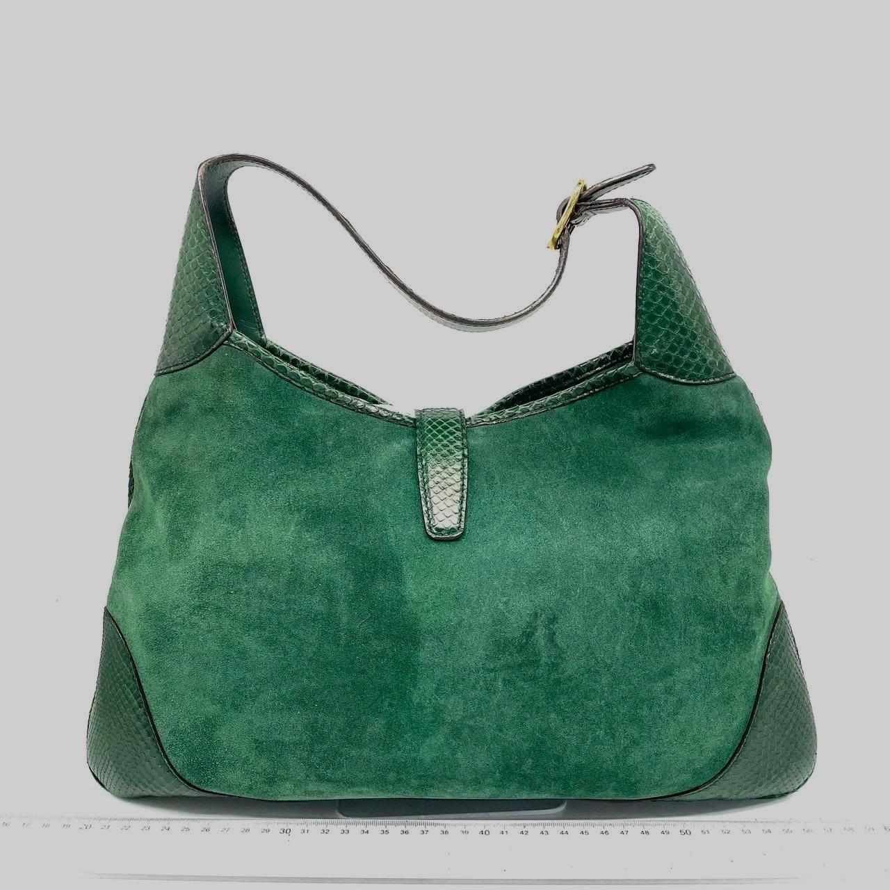 Gucci Jackie Vintage Large Green Suede and Snake-skin Leather Gold Hardware
Il s'agit de photos professionnelles du sac offert par Luxbags.
TRES BIEN
Légères éraflures sur la quincaillerie, légères éraflures et taches sur le daim et légères fissures