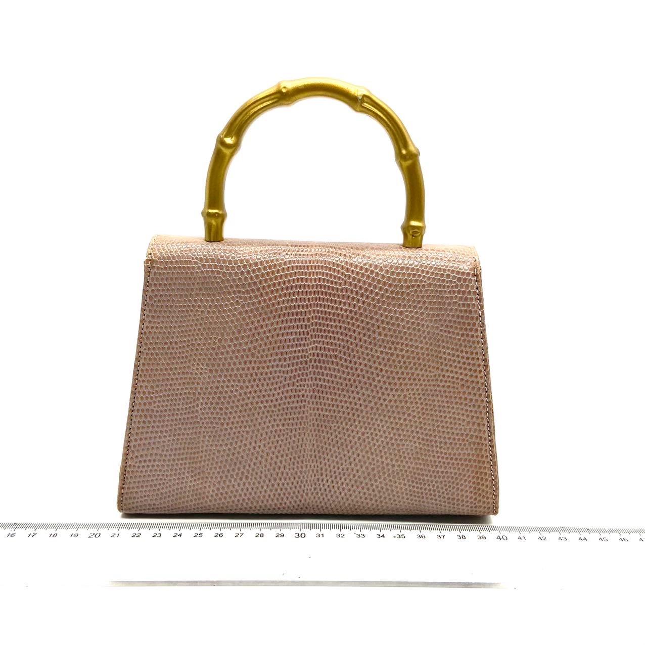 Gucci Jackie Vintage Lilas Purple Top Handle Evening Bag en peau de lézard
Il s'agit de photos professionnelles du sac offert par Luxbags.
Condit : TRES BON
Légers signes d'usure sur les coins et les bords, légères éraflures sur la quincaillerie.