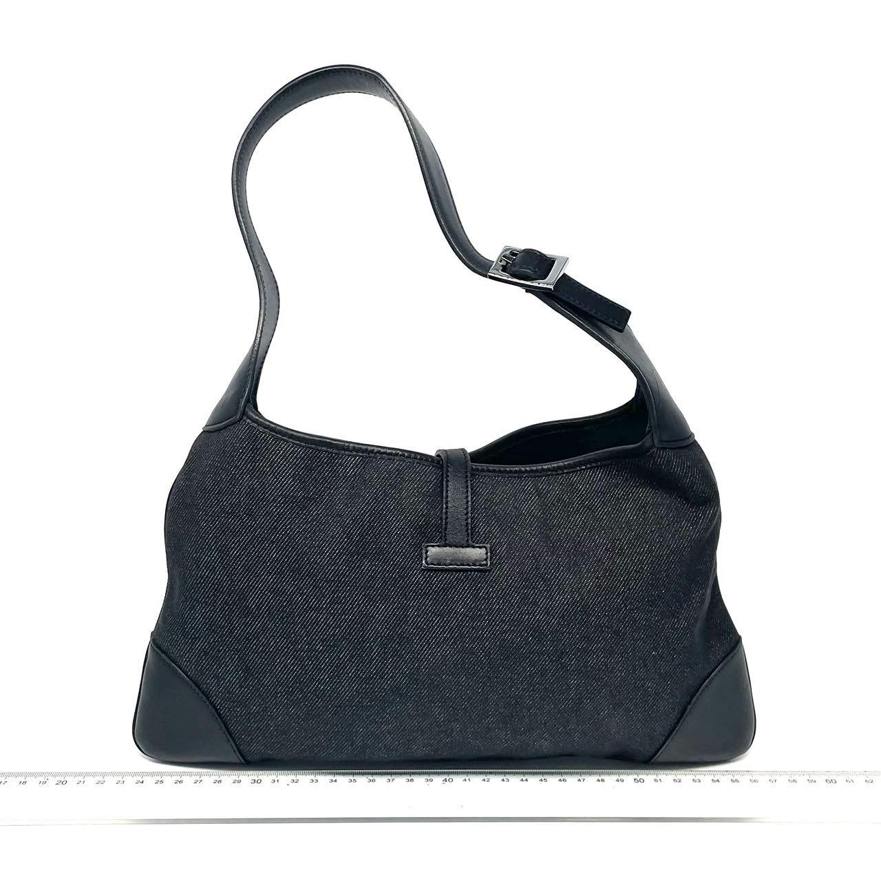 Gucci Jackie Vintage Medium Schwarz Denim Leder Silber Hardware Umhängetasche
Dies sind professionelle Fotos der tatsächlich von Luxbags angebotenen Tasche.
SEHR GUT
Leichte Kratzer an den Beschlägen, leichte Abschürfungen an den Ecken, und